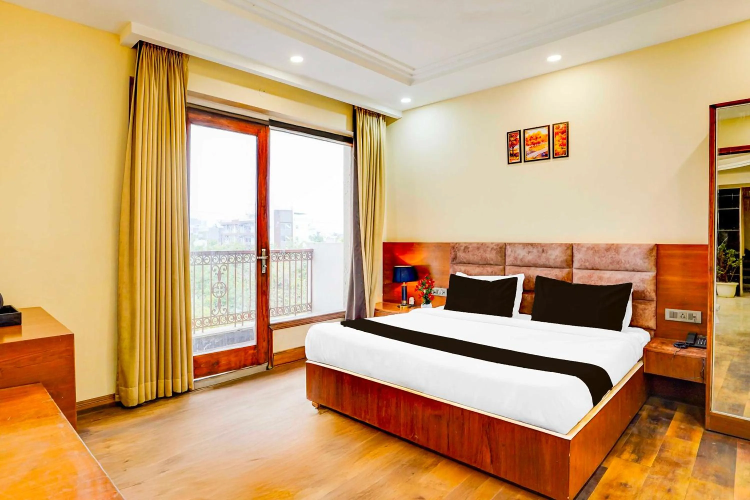 Bedroom, Bed in Townhouse Oak Sector 47 Near Medanta