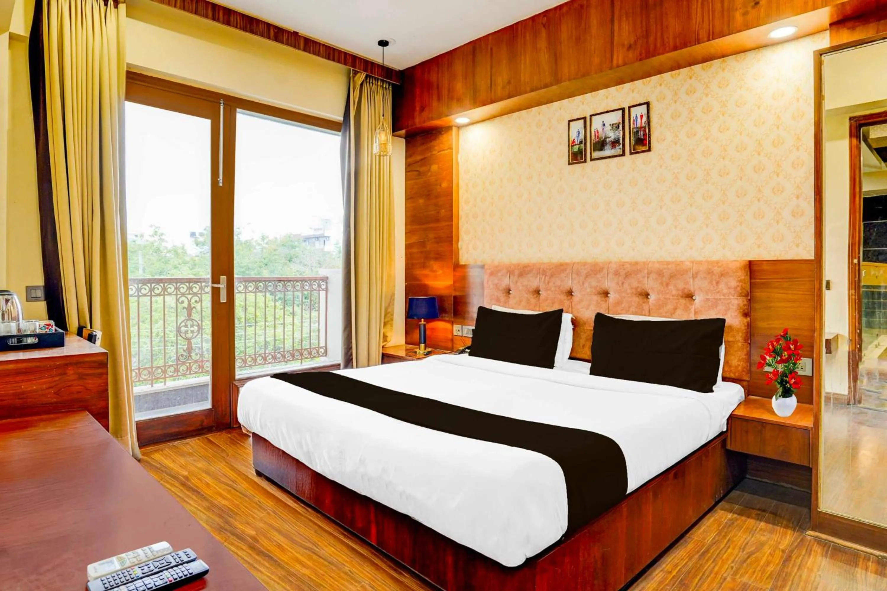 Bedroom, Bed in Townhouse Oak Sector 47 Near Medanta