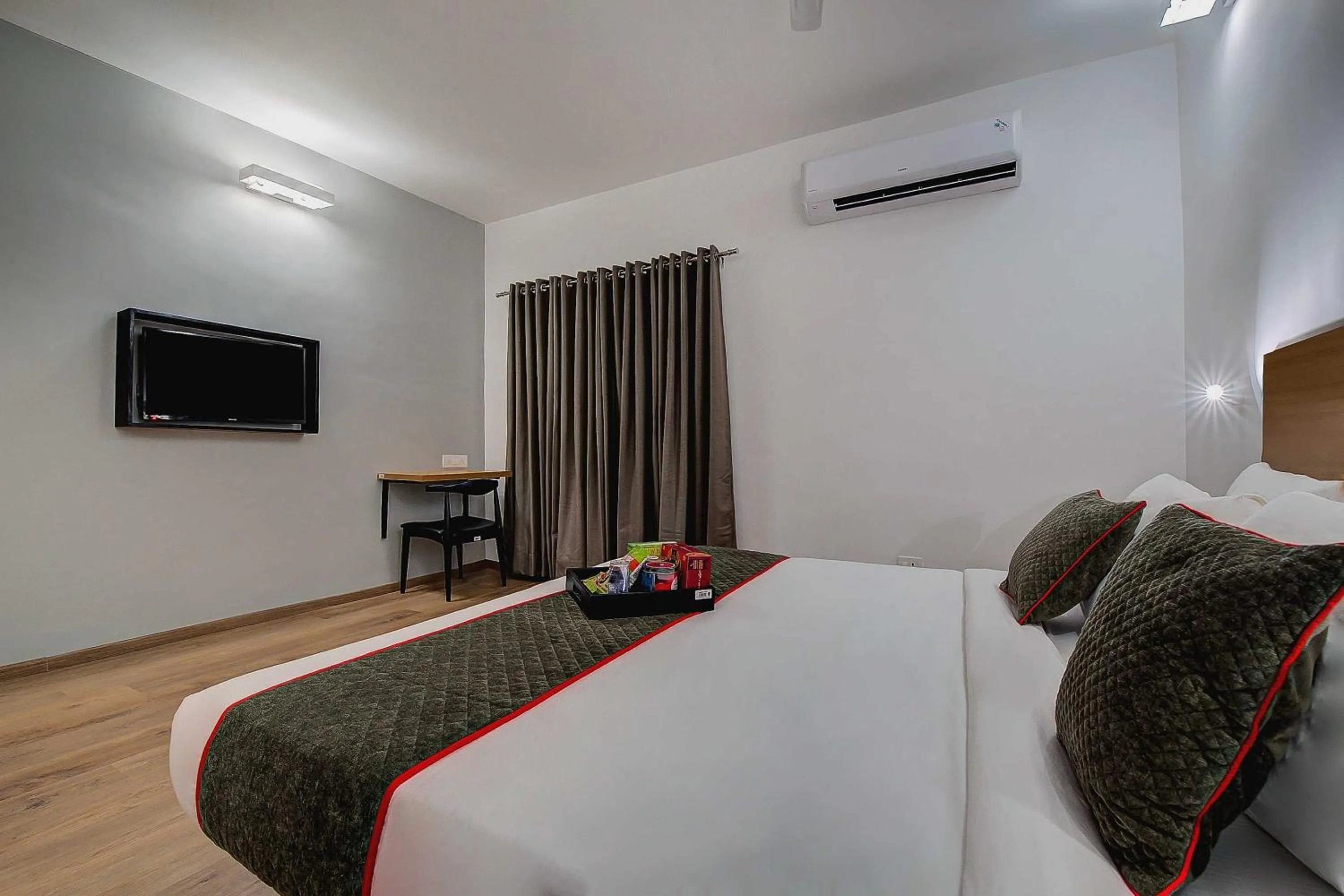 Bedroom in Collection O Tynampet Metro Station