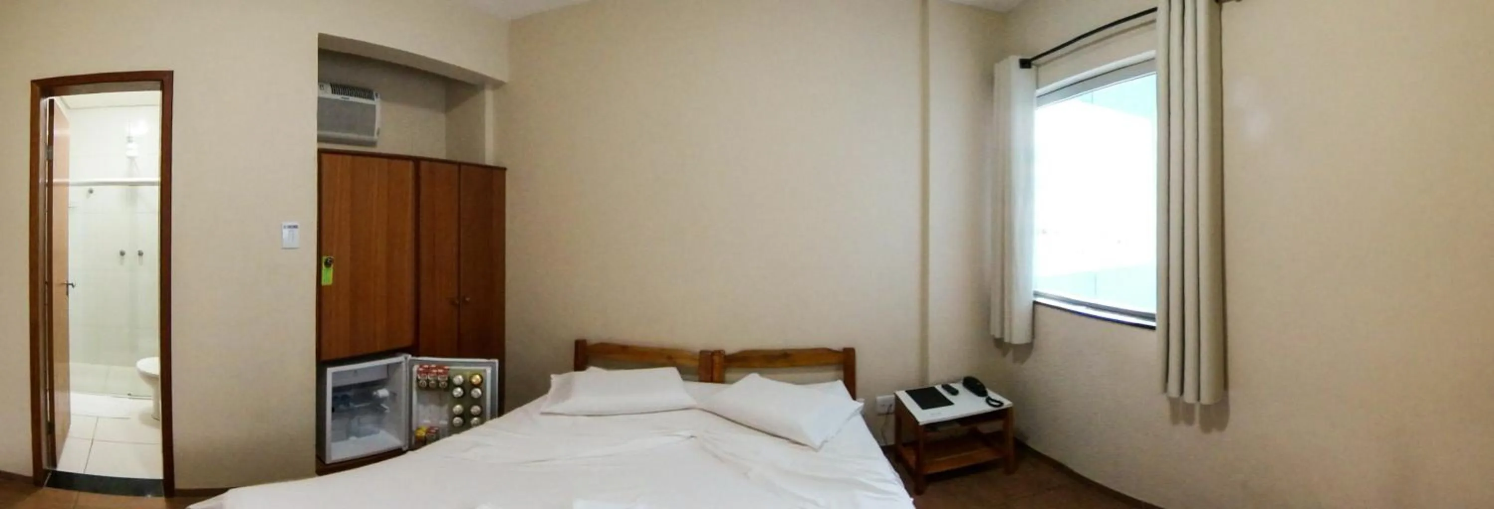 Photo of the whole room, Bed in QualyLeste Hotel