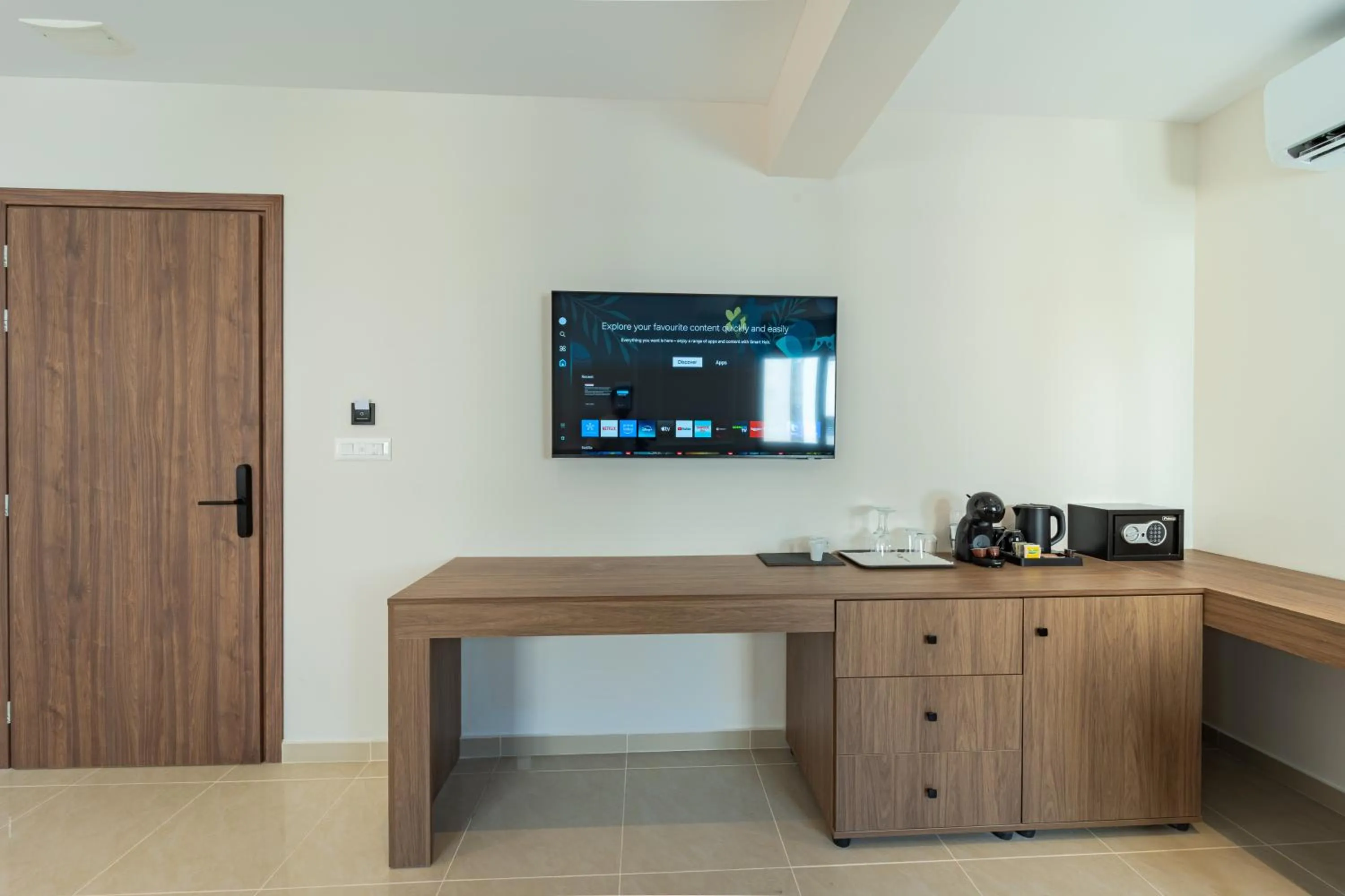 Coffee/tea facilities in Philia Center Suites