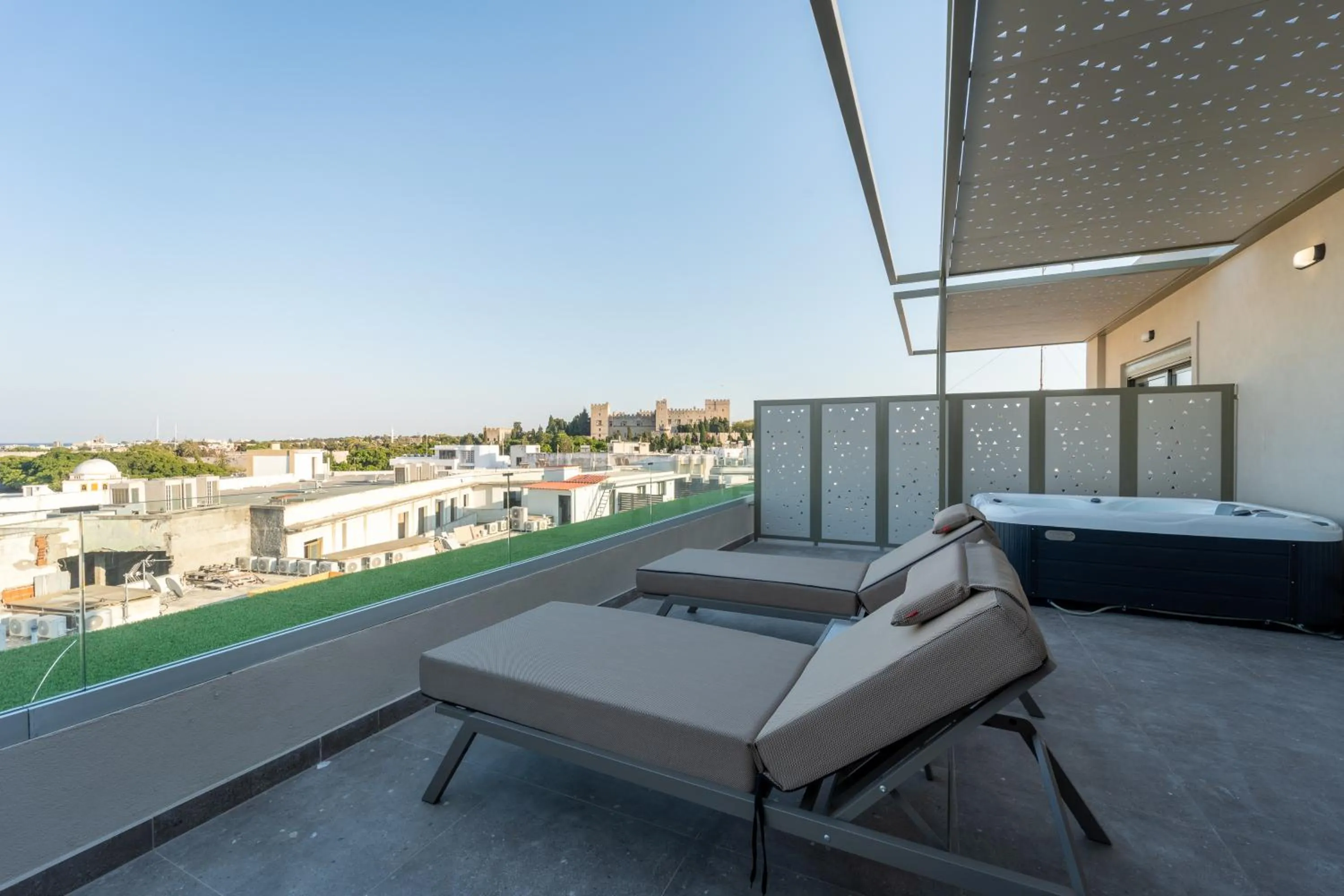Hot Tub in Philia Center Suites