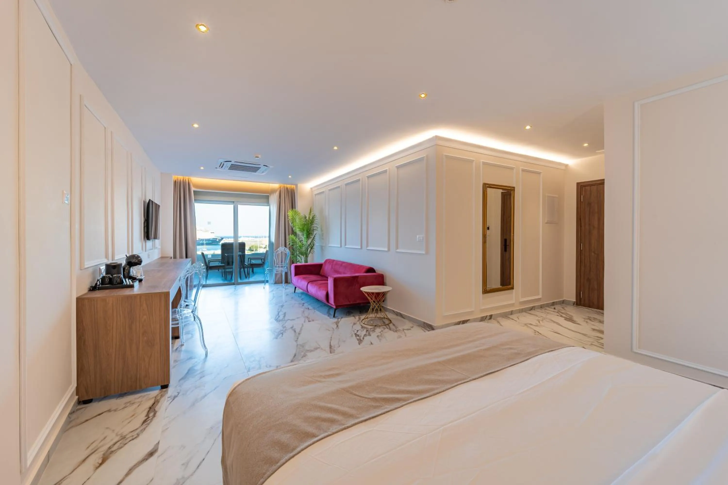 Photo of the whole room, Bed in Philia Center Suites