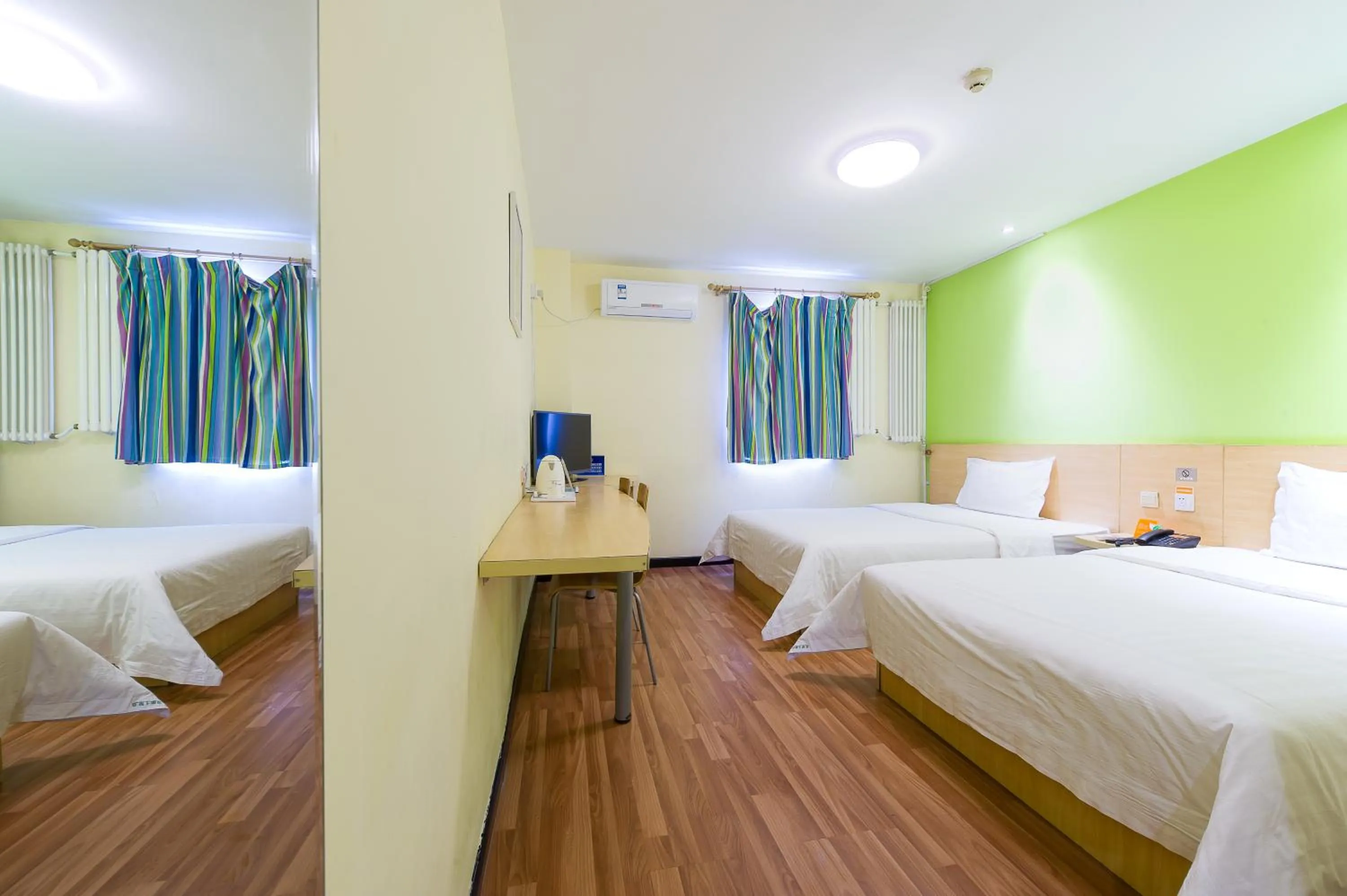 Photo of the whole room, Bed in 7Days Inn Beijing Shangdi