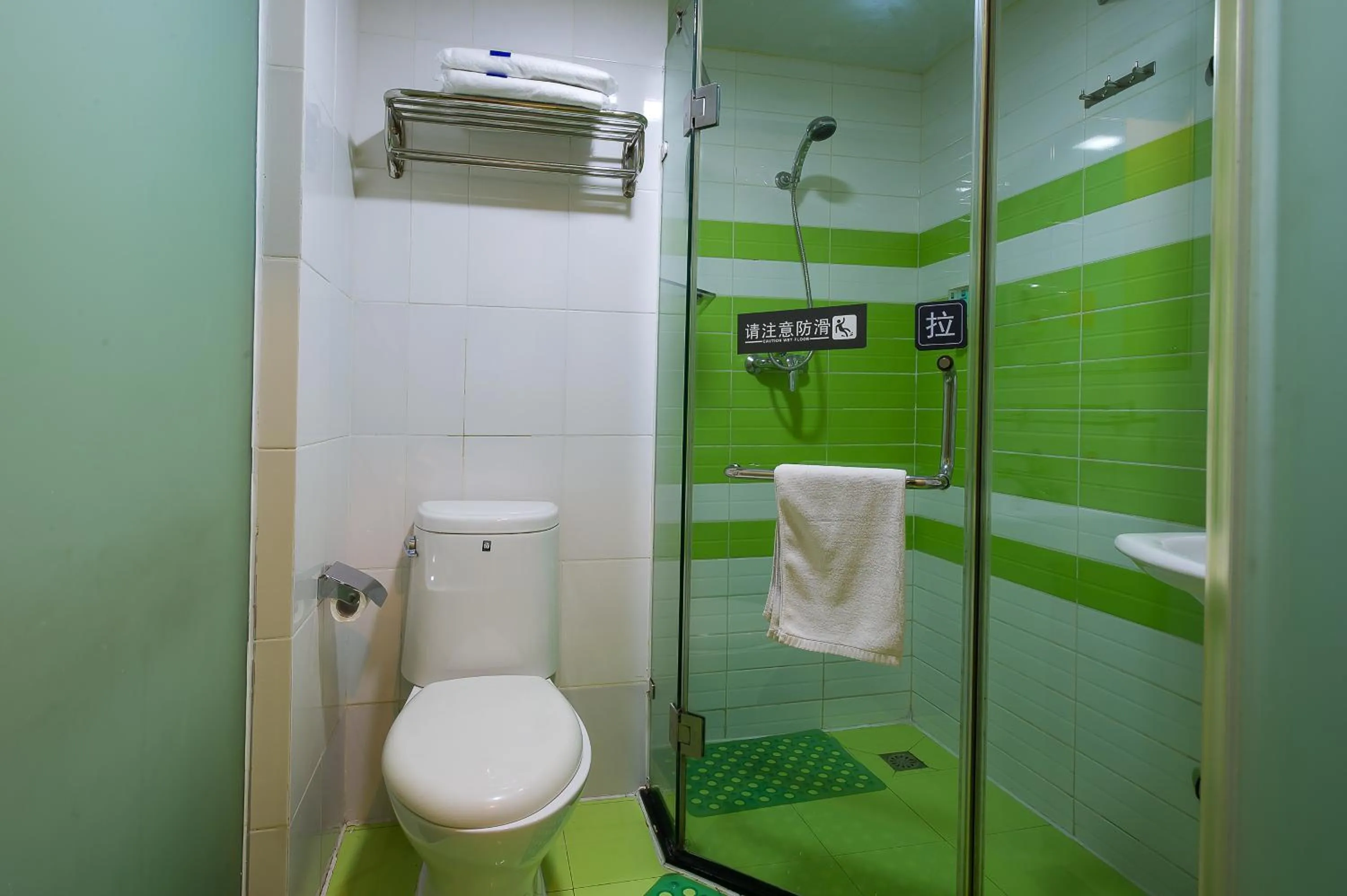 Bathroom in 7Days Inn Beijing Shangdi