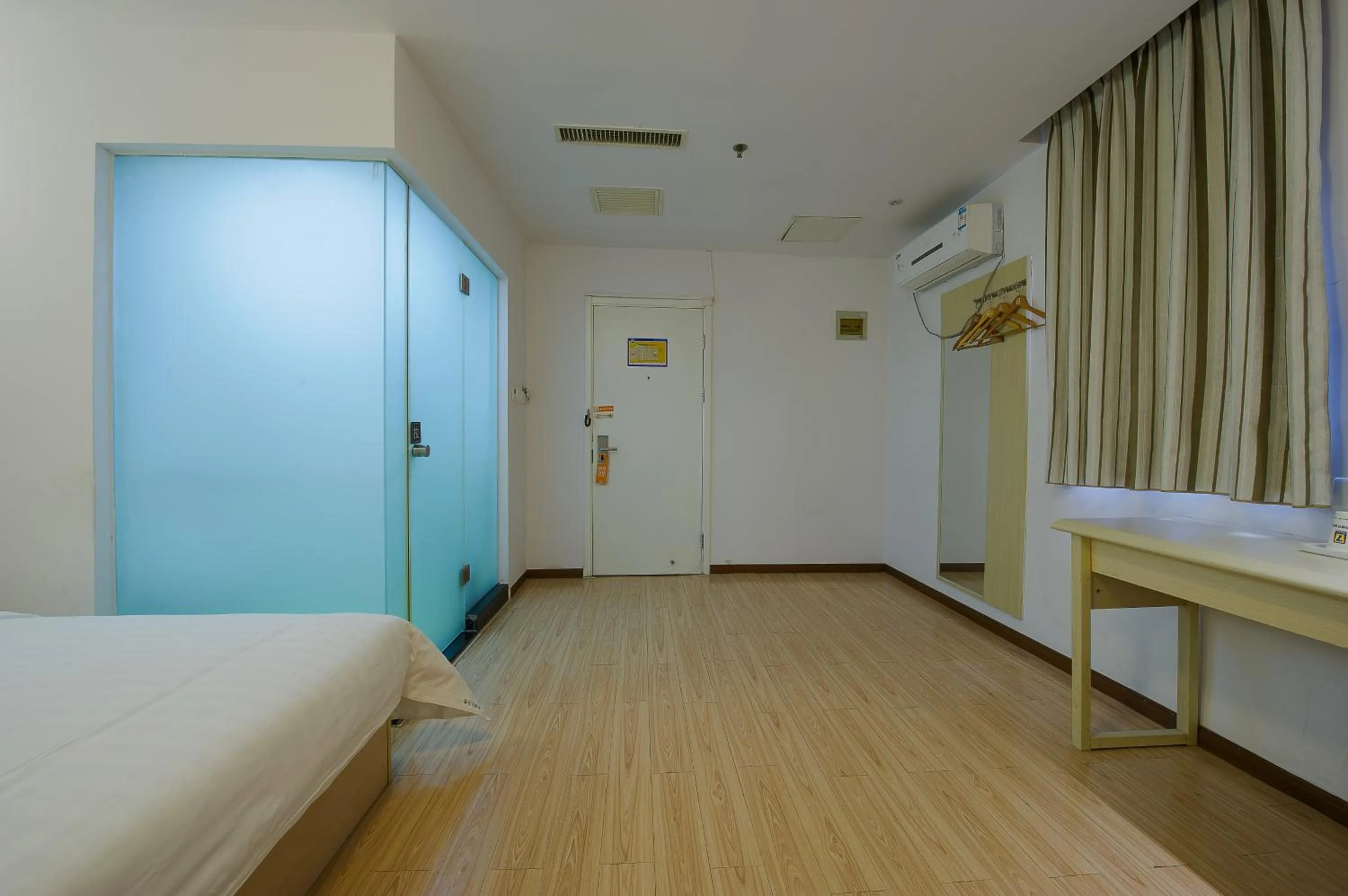 Decorative detail, Bed in 7Days Inn Beijing Shangdi