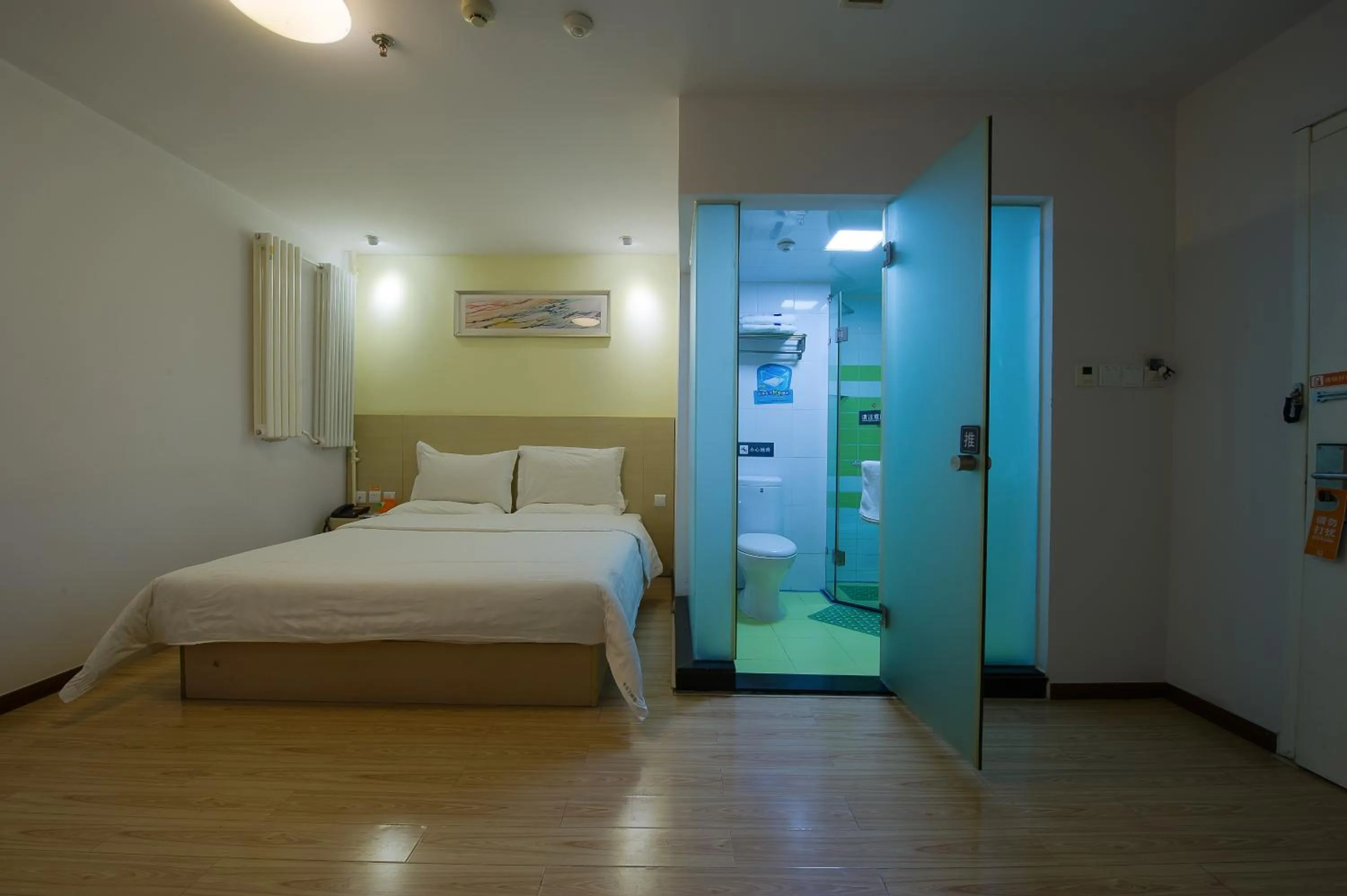 Photo of the whole room, Bed in 7Days Inn Beijing Shangdi