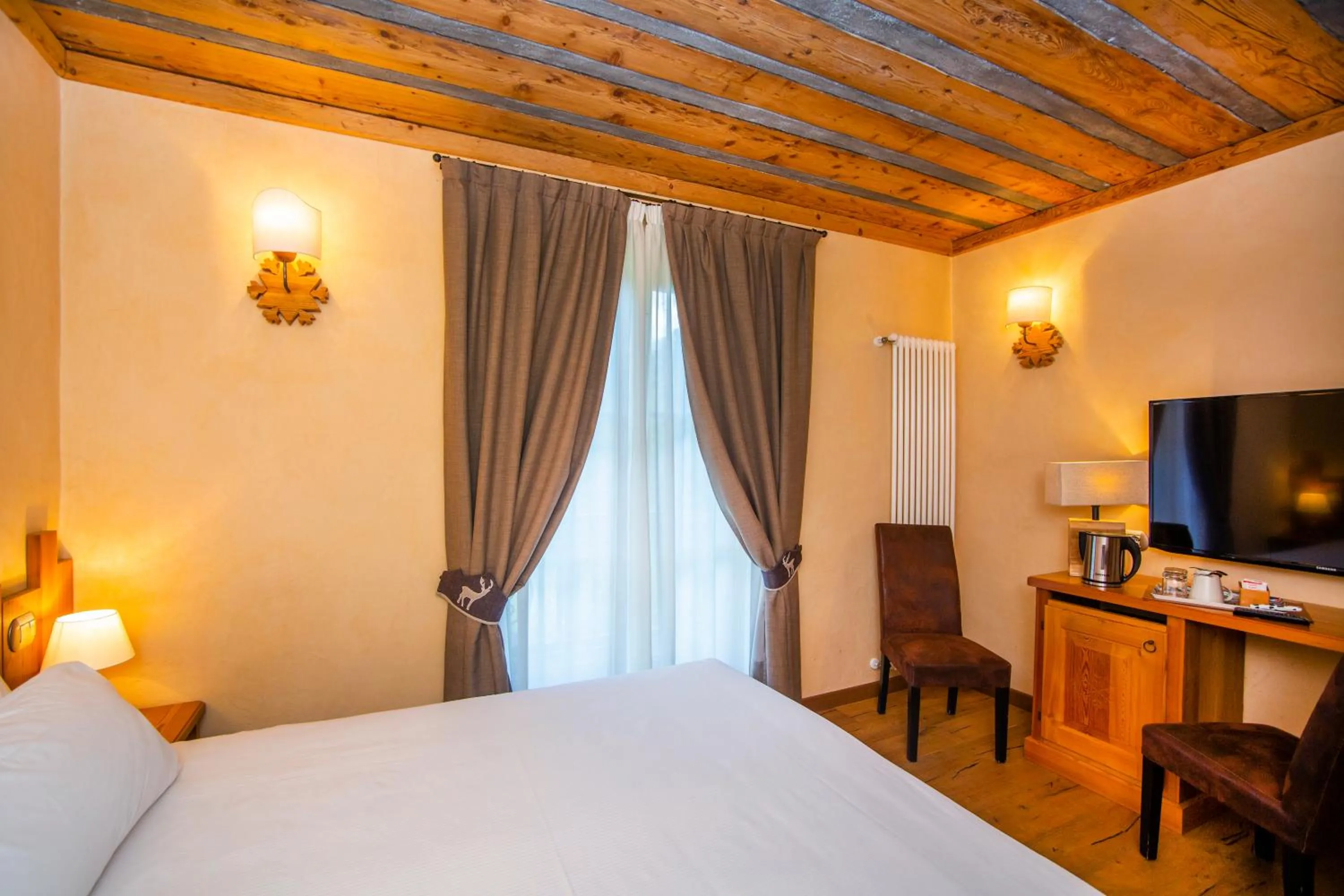 Bedroom, Bed in Hotel Les Montagnards