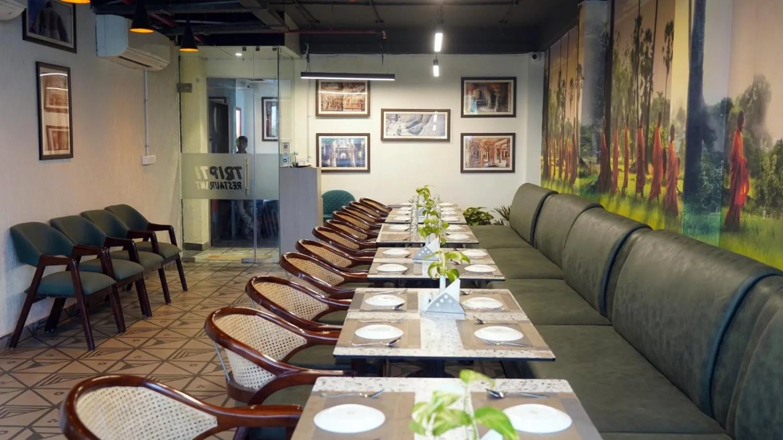 Restaurant/places to eat in Hotel Anant Inn