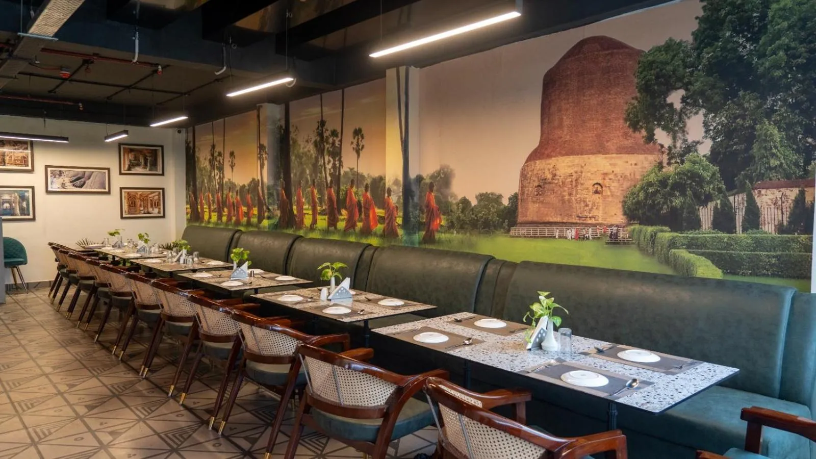 Restaurant/places to eat in Hotel Anant Inn