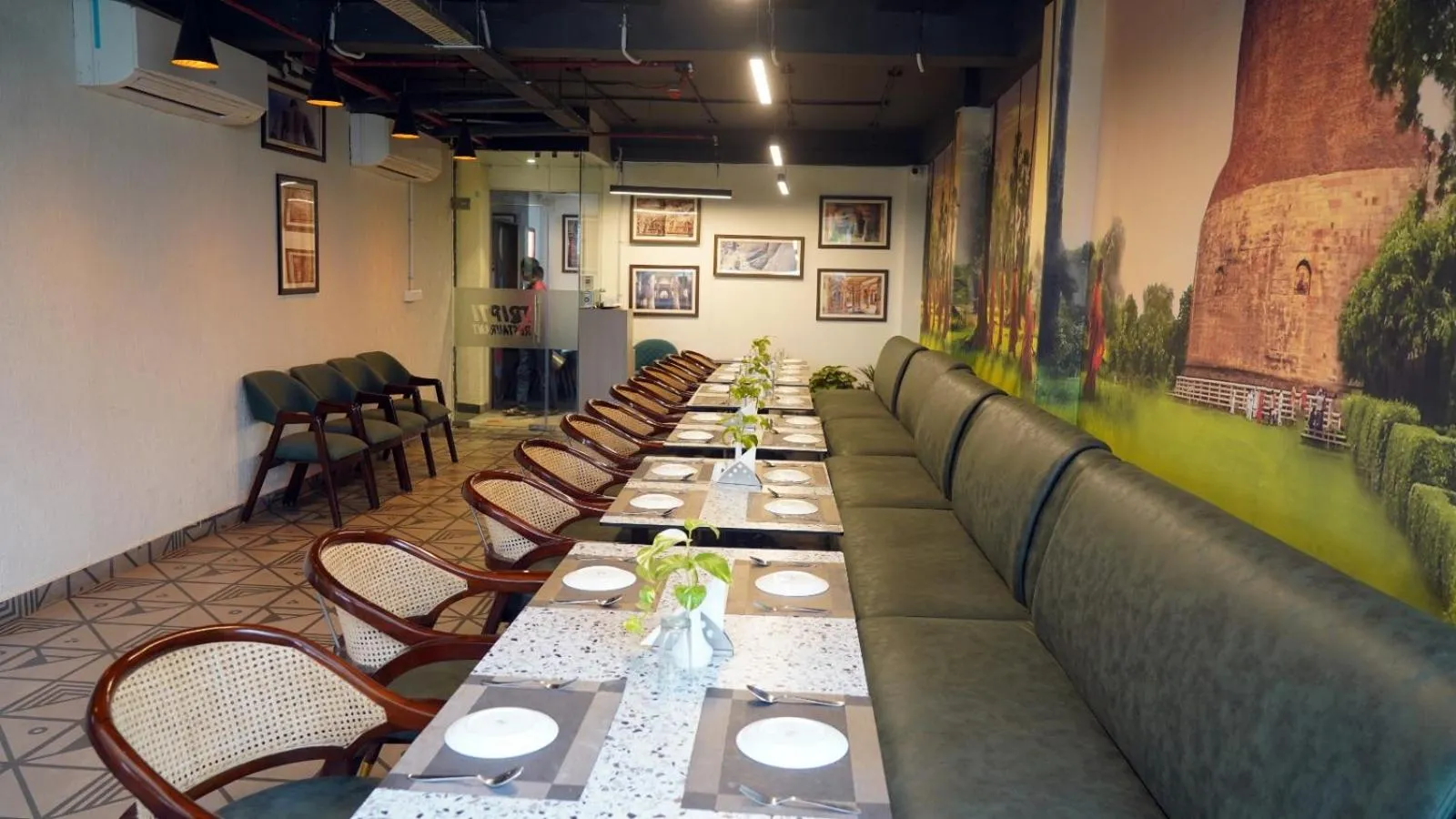 Restaurant/places to eat in Hotel Anant Inn