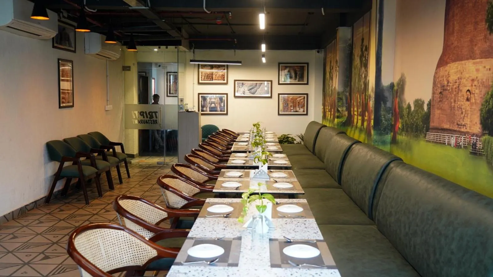 Restaurant/places to eat in Hotel Anant Inn