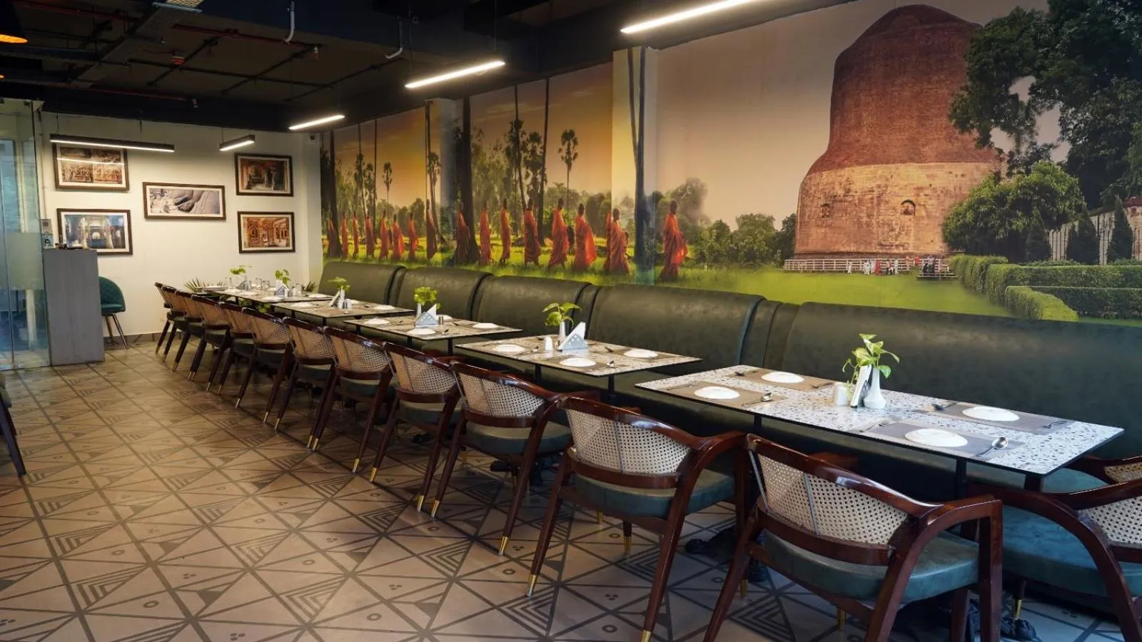 Restaurant/places to eat in Hotel Anant Inn