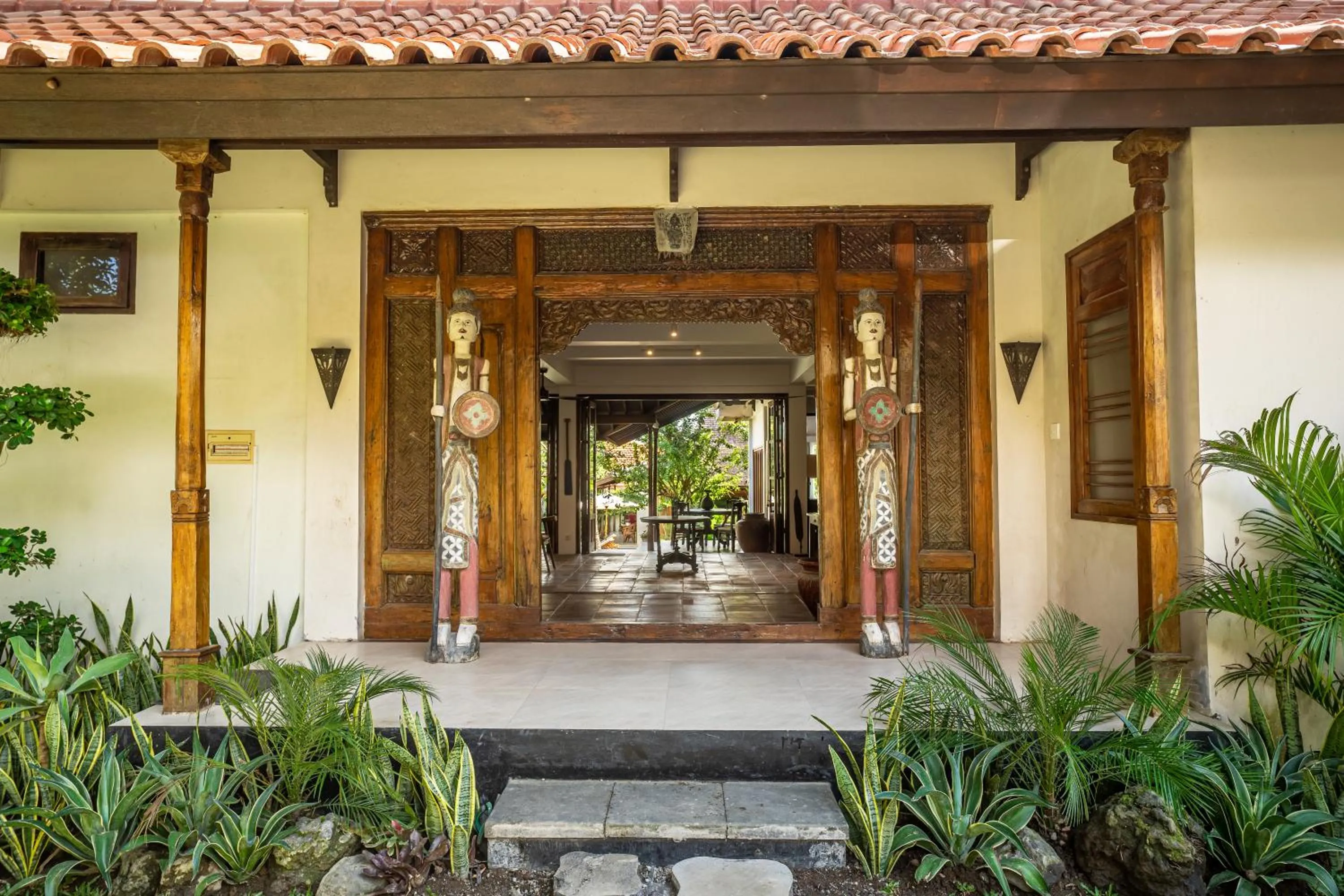 Facade/entrance in Villa Tropical Svasti by Nakula