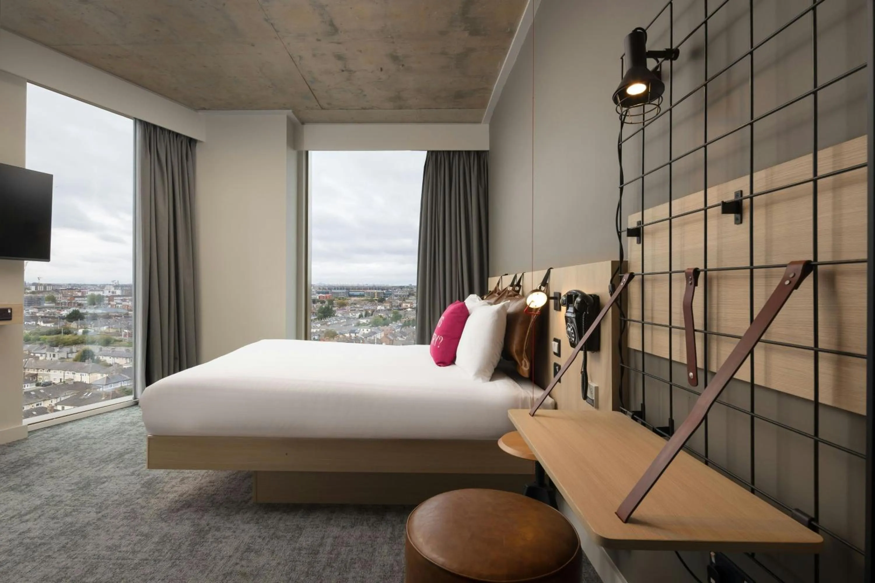 Photo of the whole room, Bed in Moxy Dublin Docklands