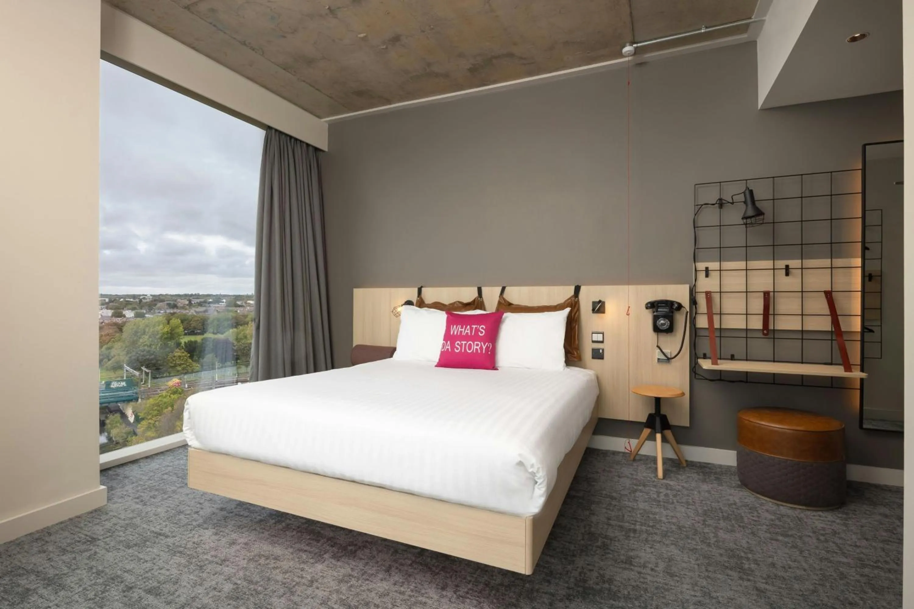 Photo of the whole room, Bed in Moxy Dublin Docklands