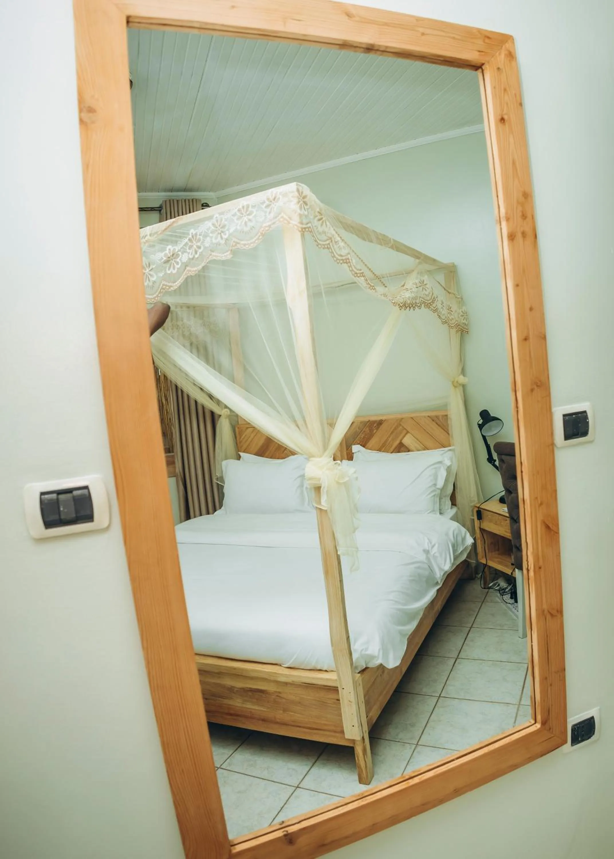 Photo of the whole room, Bed in Eagle View Golf