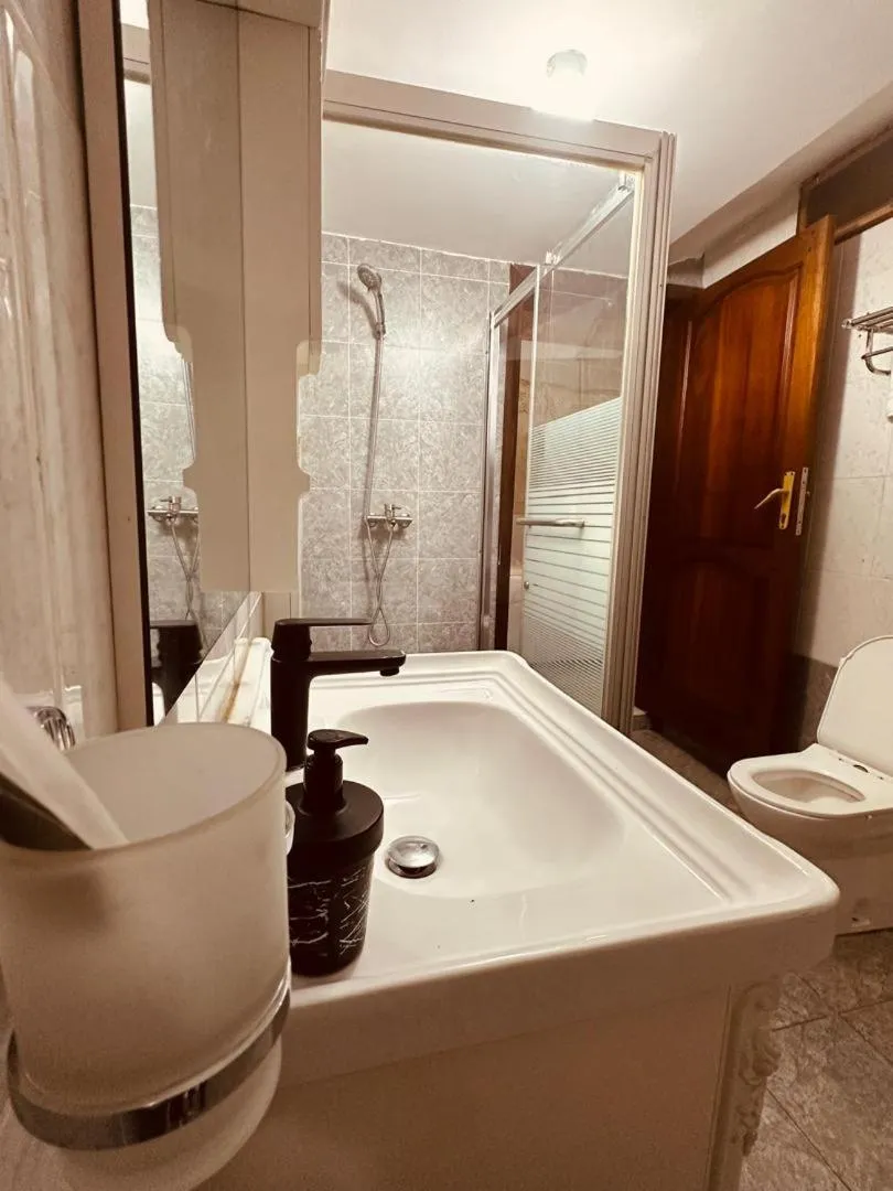 Shower in Eagle View Golf