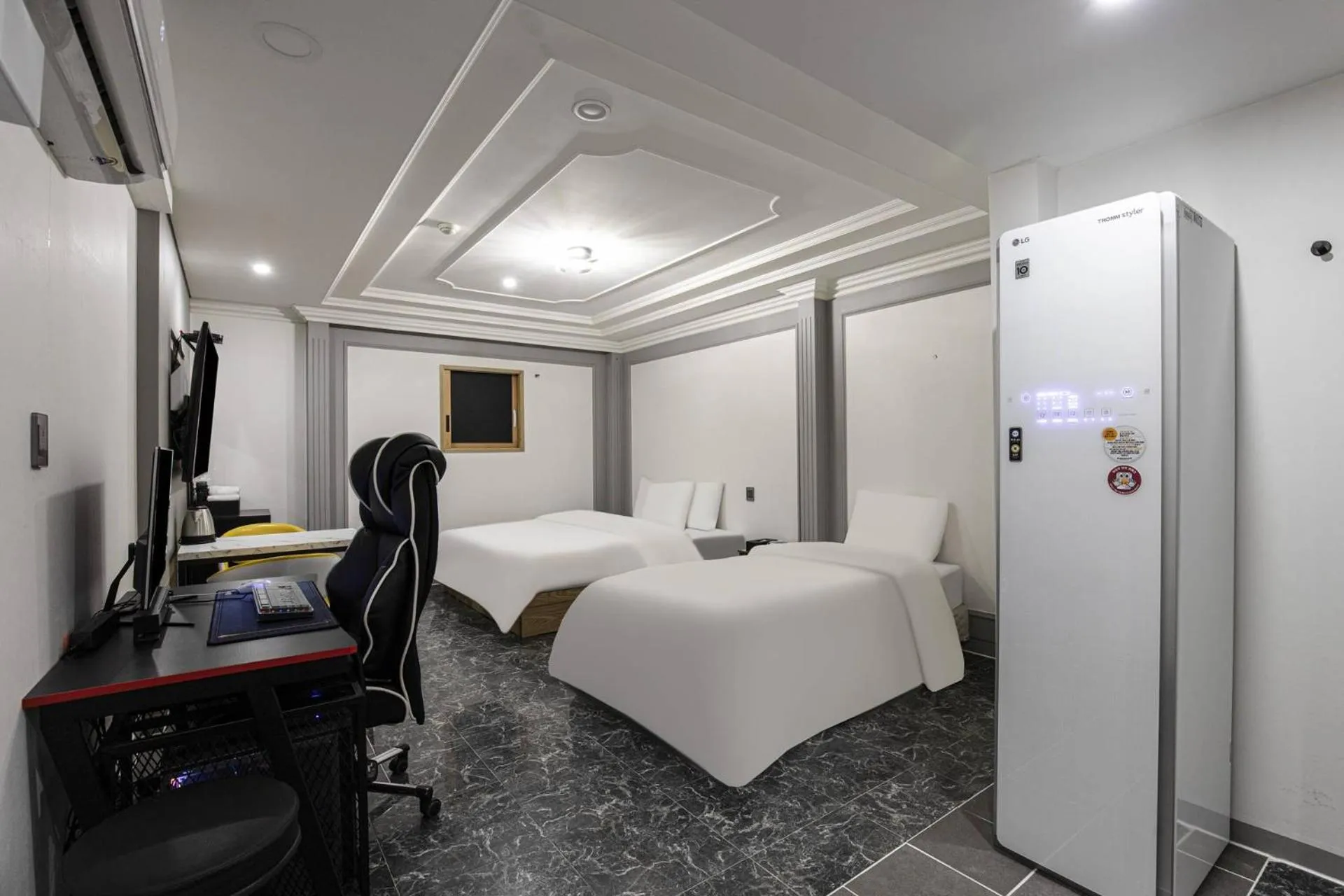 Bed in Film 372 Hotel