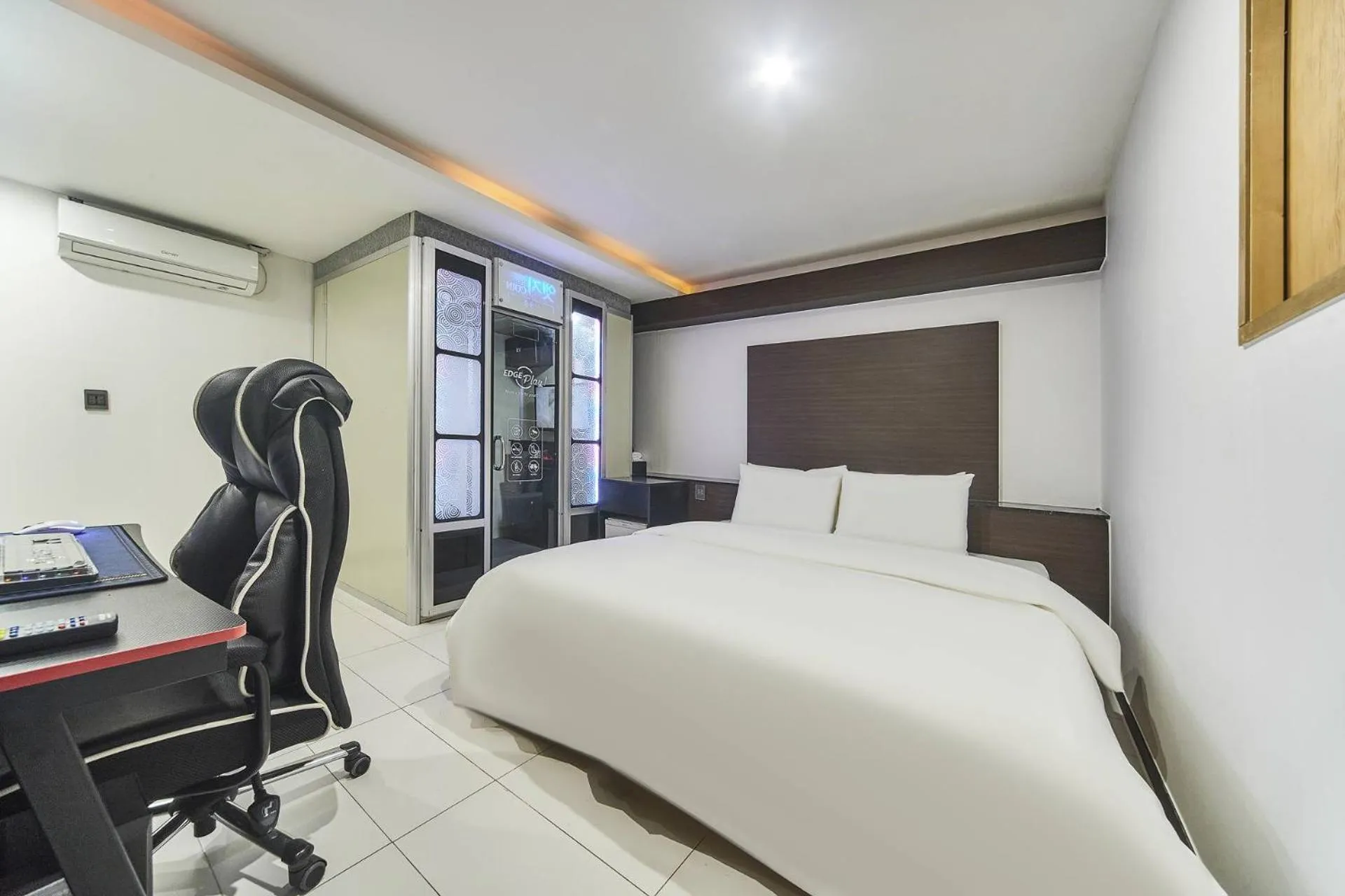 Bed in Film 372 Hotel