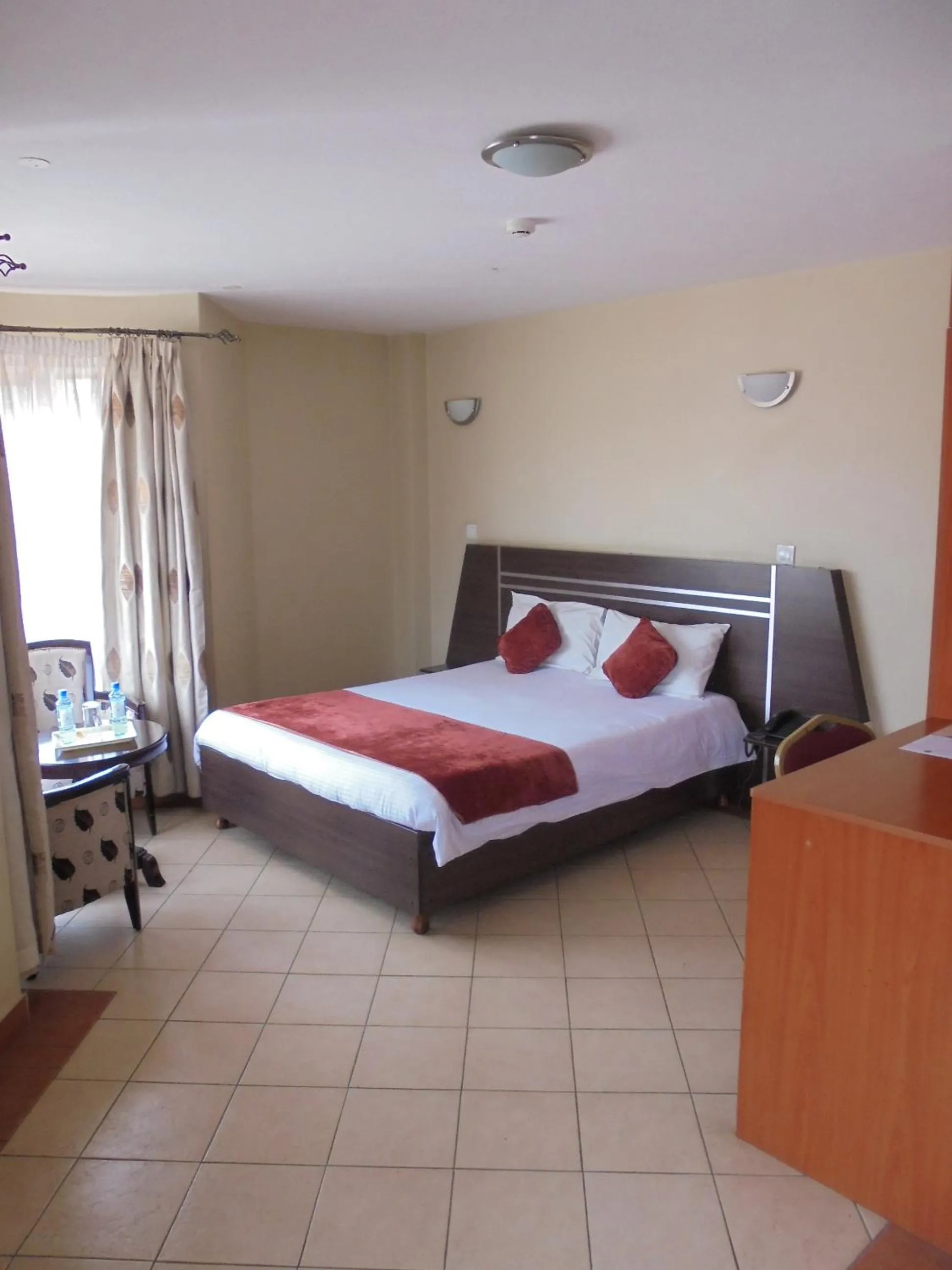 Photo of the whole room, Bed in Nairobi Transit Hotel