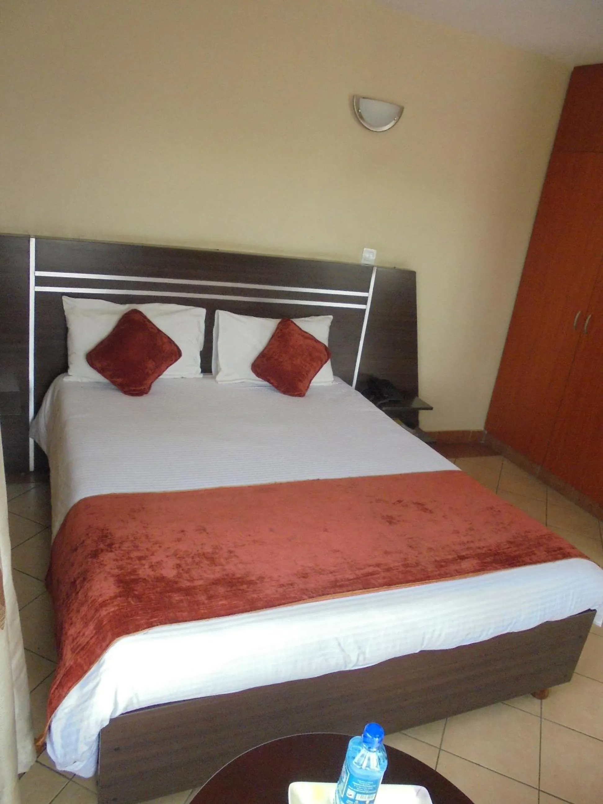 Photo of the whole room, Bed in Nairobi Transit Hotel