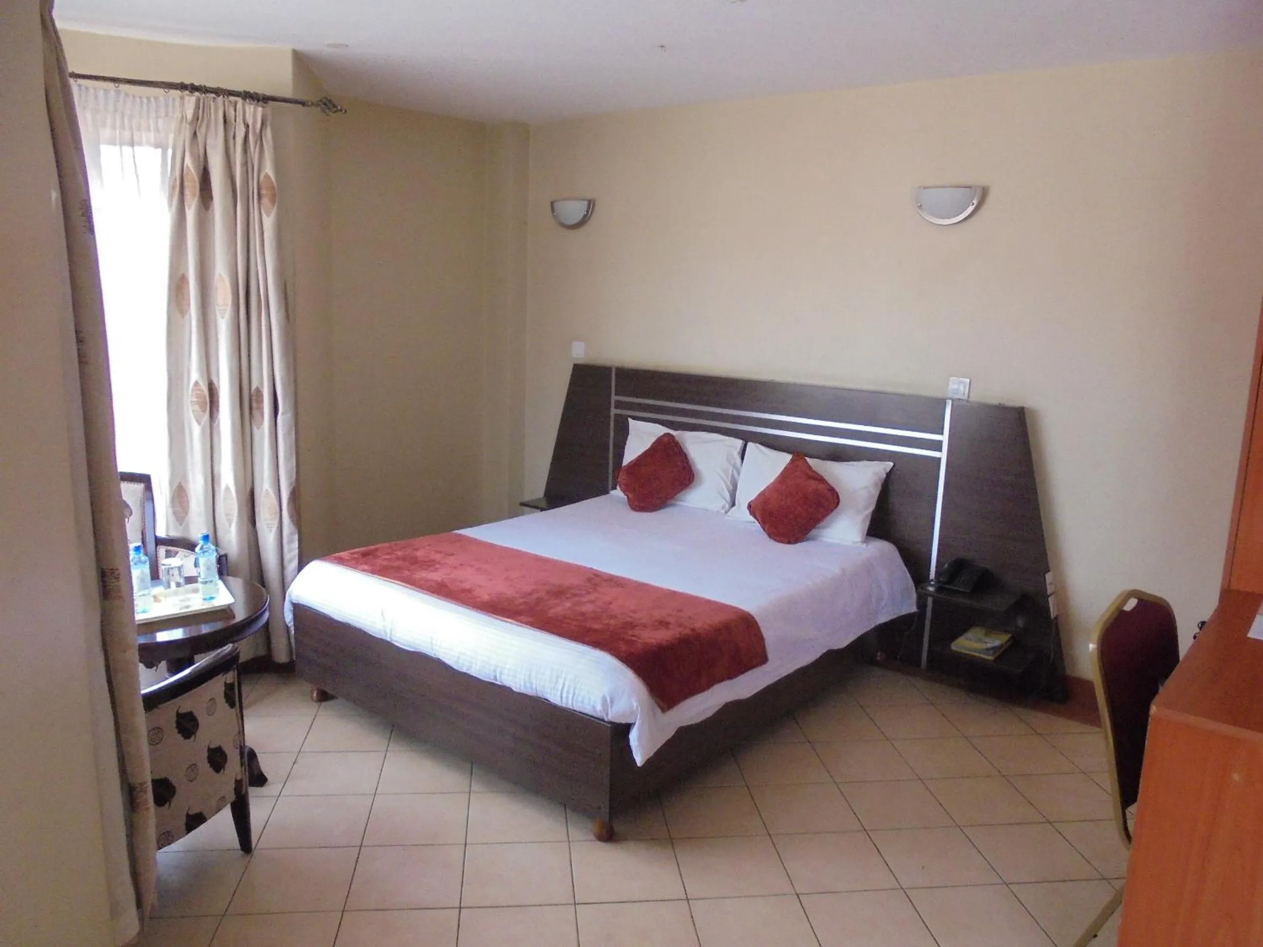 Photo of the whole room, Bed in Nairobi Transit Hotel
