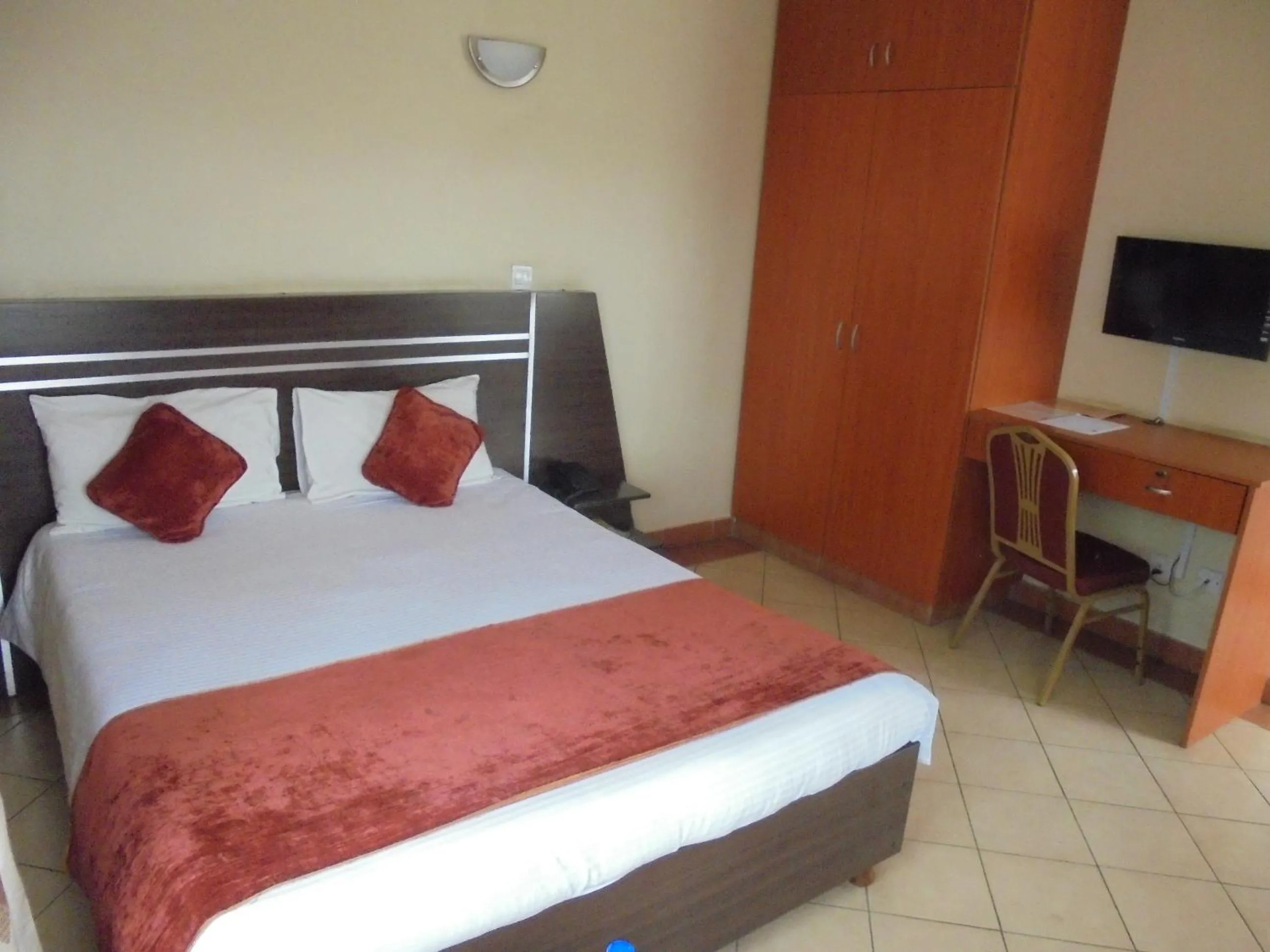 Photo of the whole room, Bed in Nairobi Transit Hotel