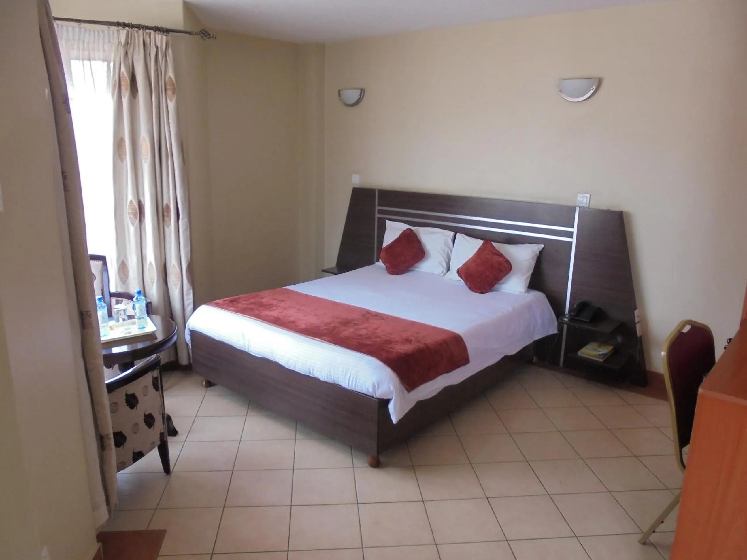 Photo of the whole room, Bed in Nairobi Transit Hotel