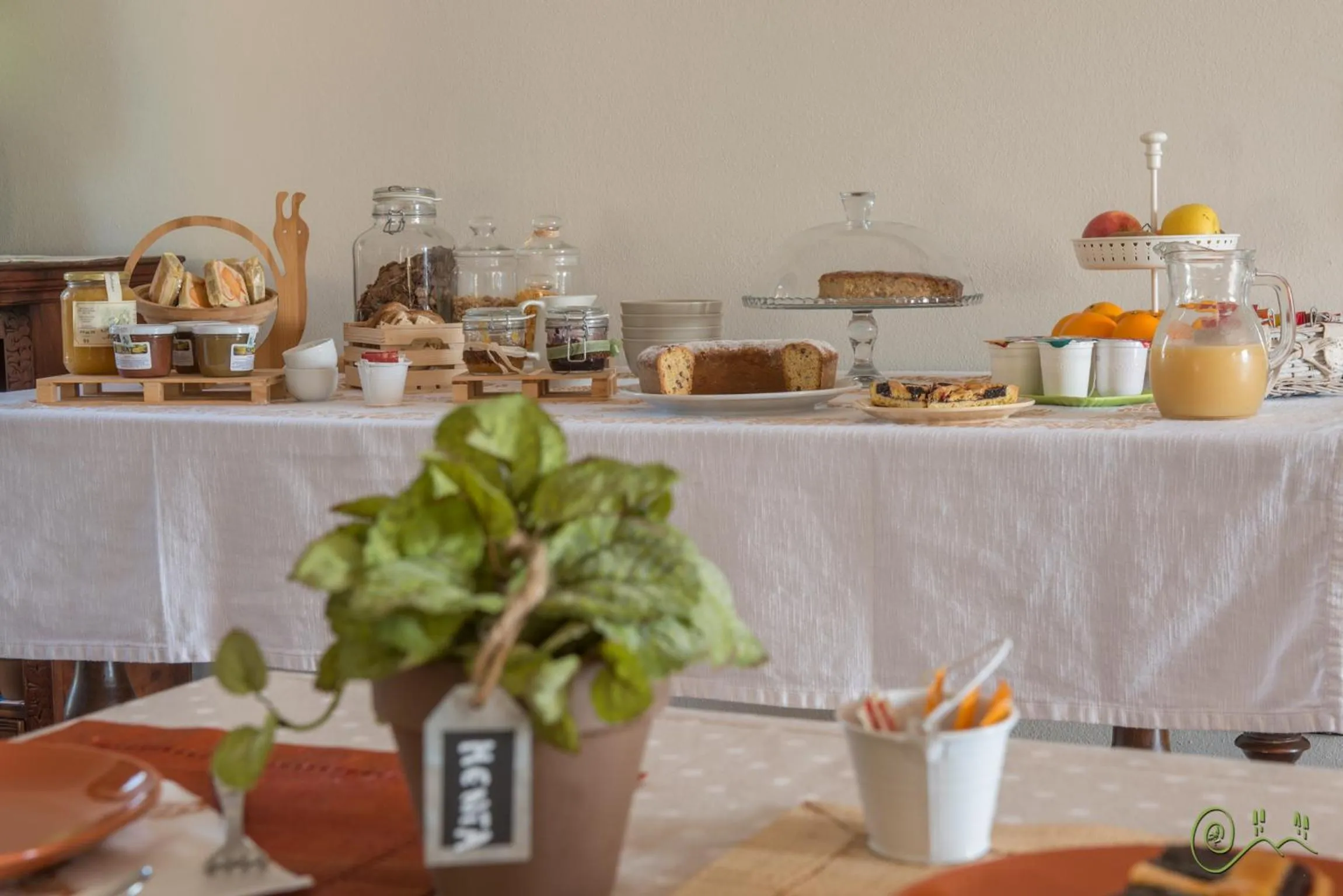 Communal lounge/ TV room in Locanda Camera con Vista