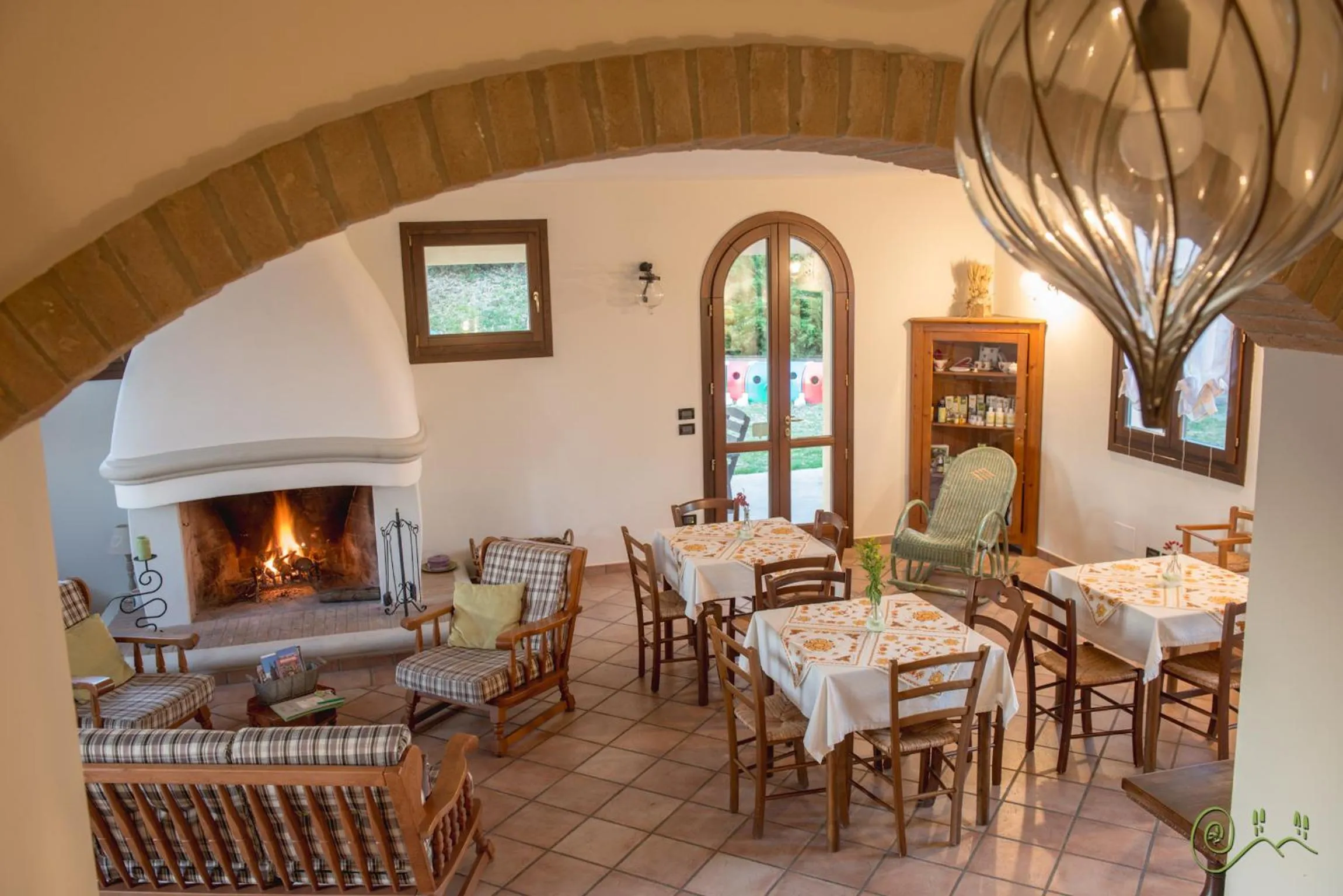 Communal lounge/ TV room in Locanda Camera con Vista