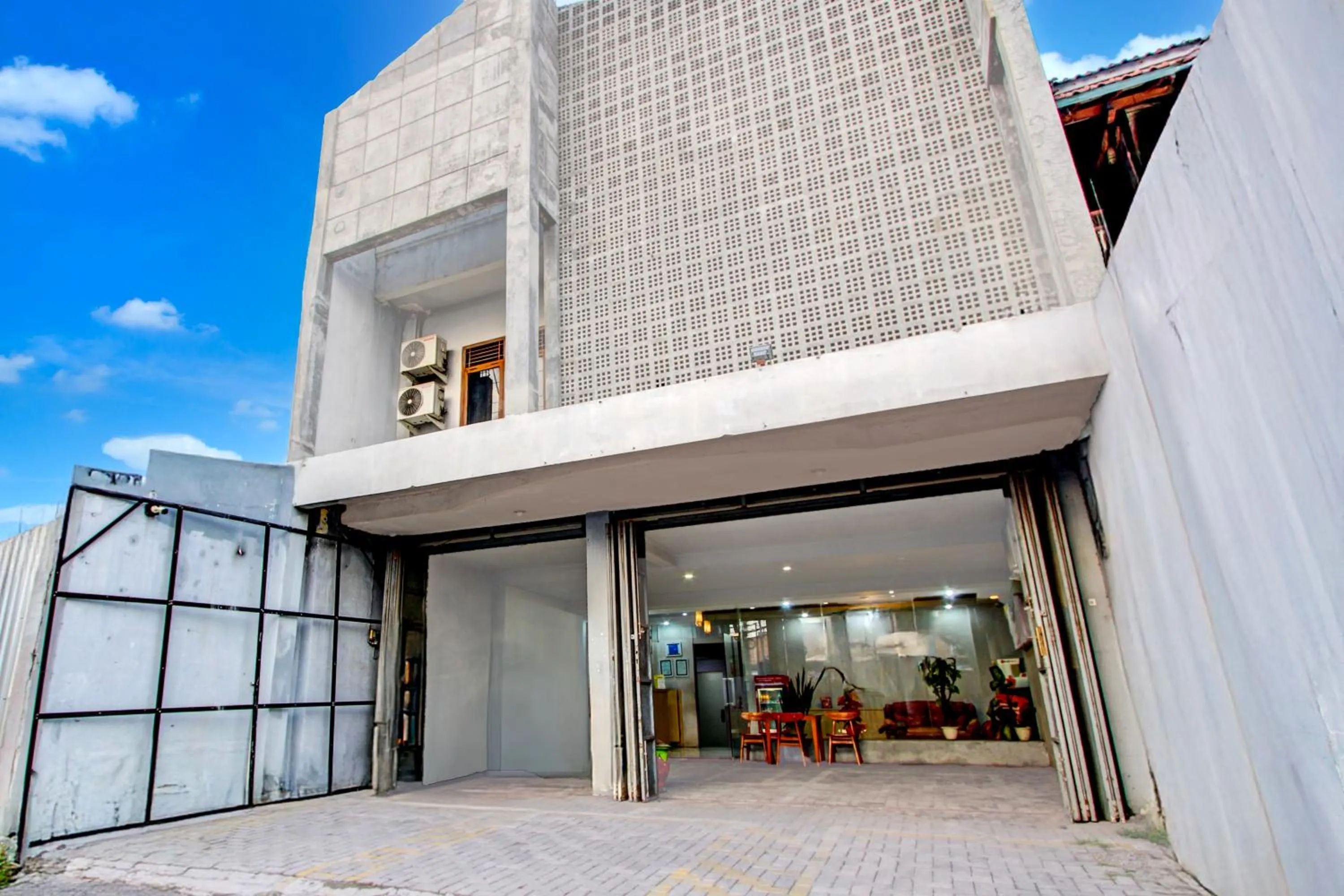 Facade/entrance in Hotel O Tegal near near Pacific Mall Tegal formerly Hugo Suites Family