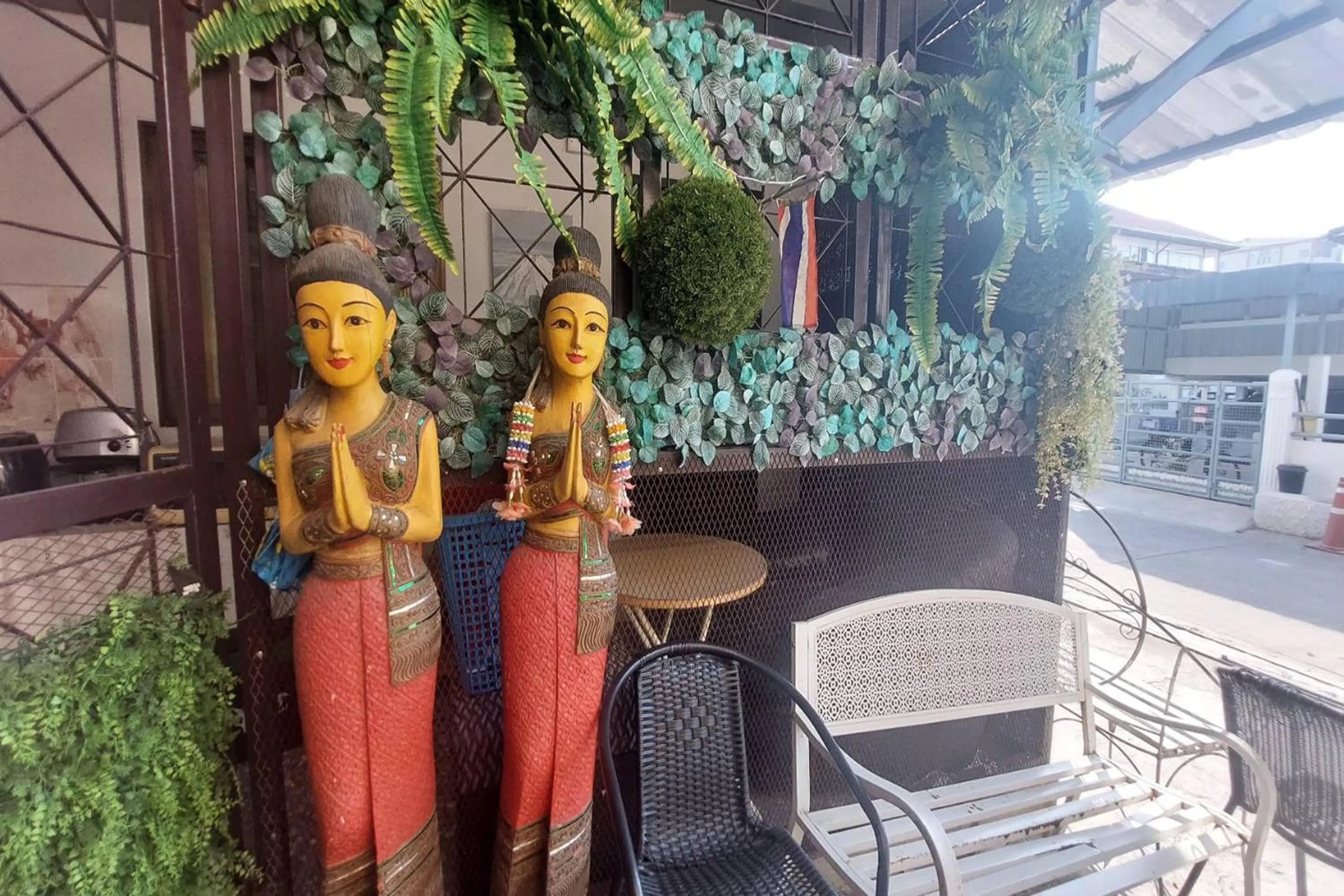 Facade/entrance in Sukhum Mega Bangna Guest House