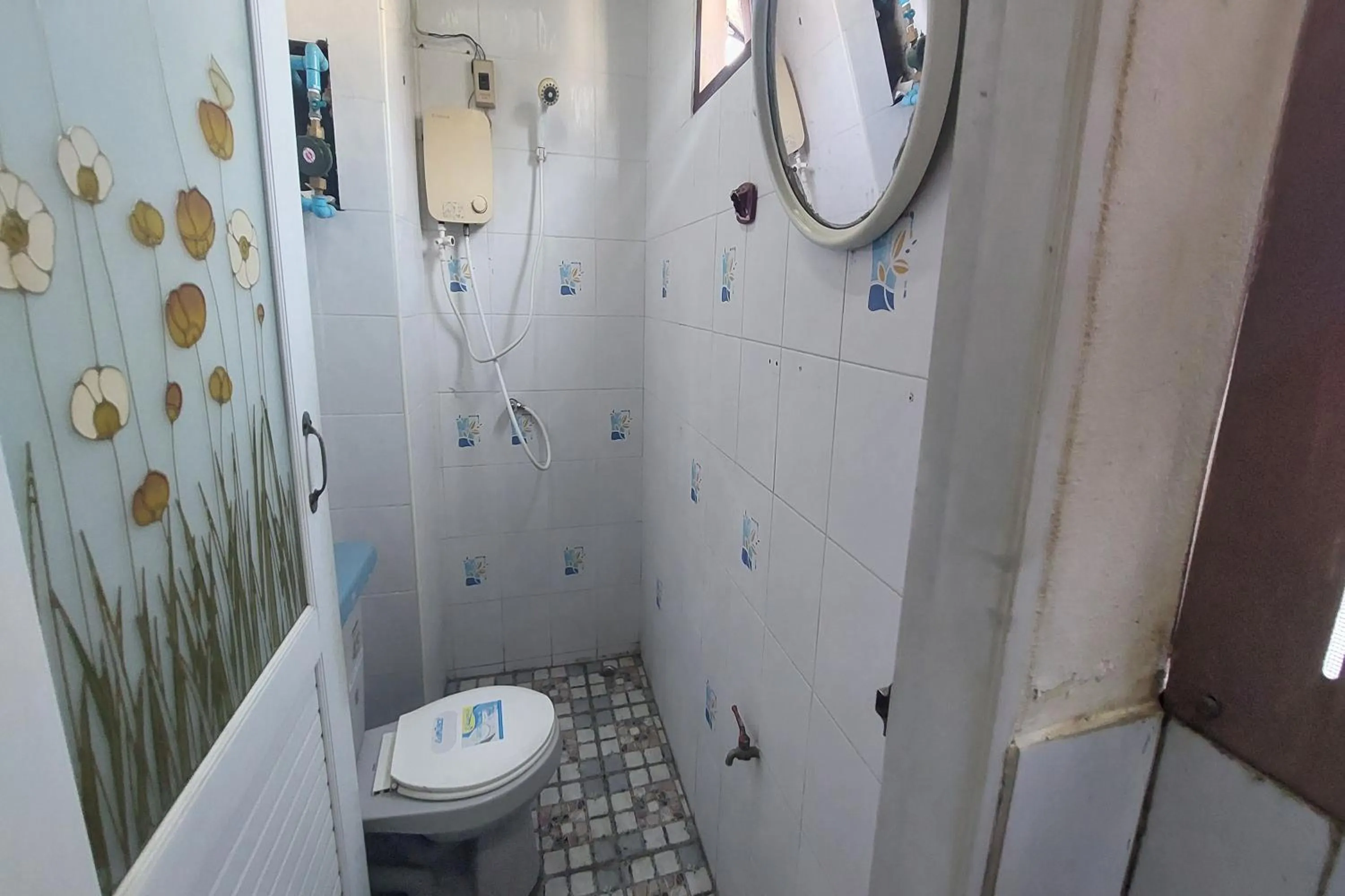 Shower in Sukhum Mega Bangna Guest House