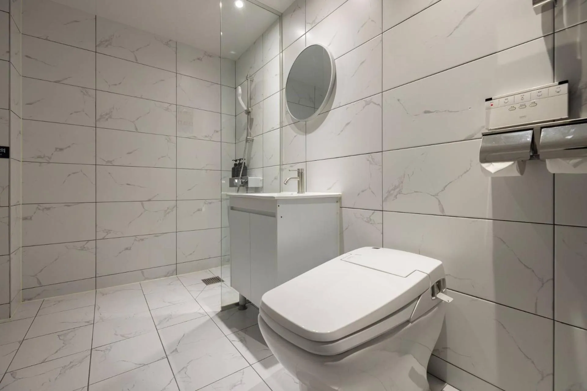 Toilet in Anook Ryokan Hotel Ansan station