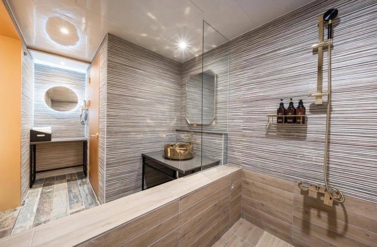 Shower in Hotel Ravi