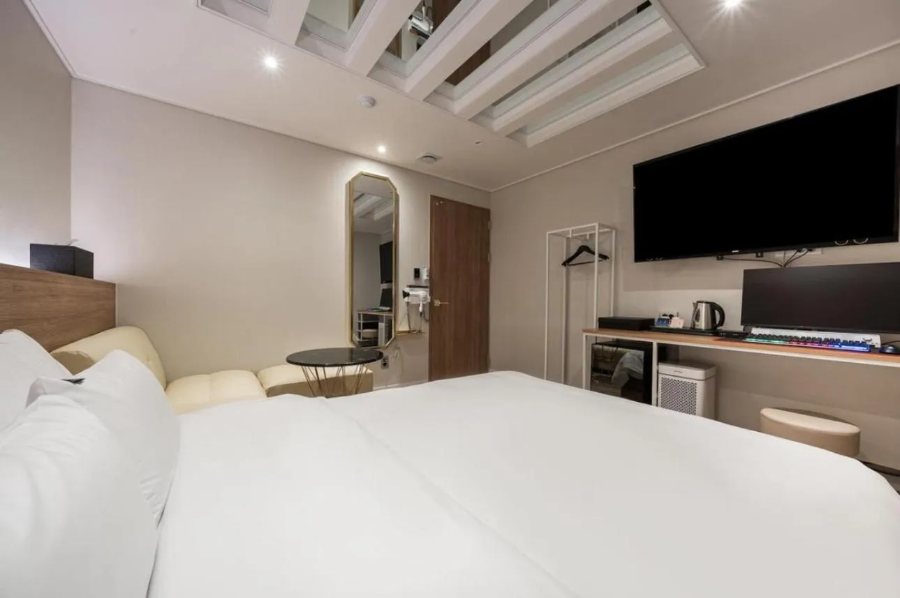 Coffee/tea facilities, Bed in Hotel Ravi