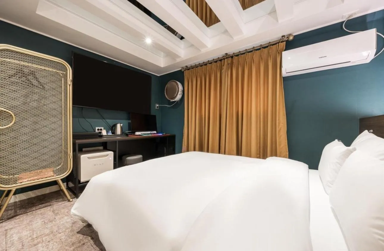 Coffee/tea facilities, Bed in Hotel Ravi