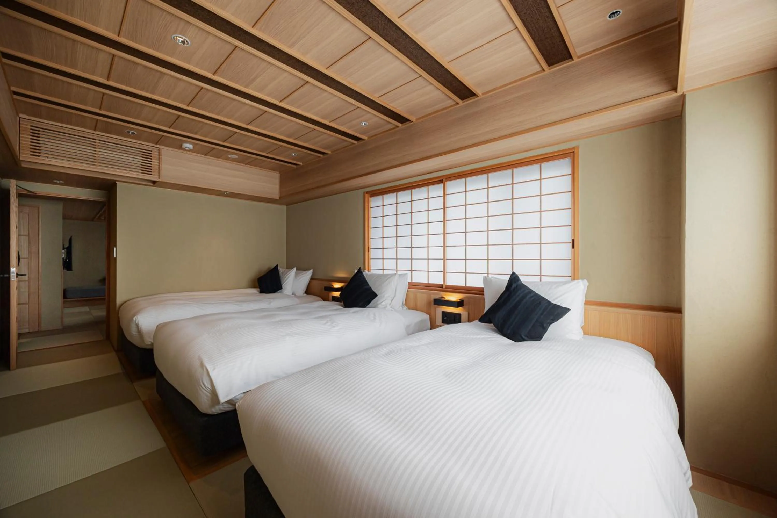 Photo of the whole room, Bed in yugen kyoto shijo