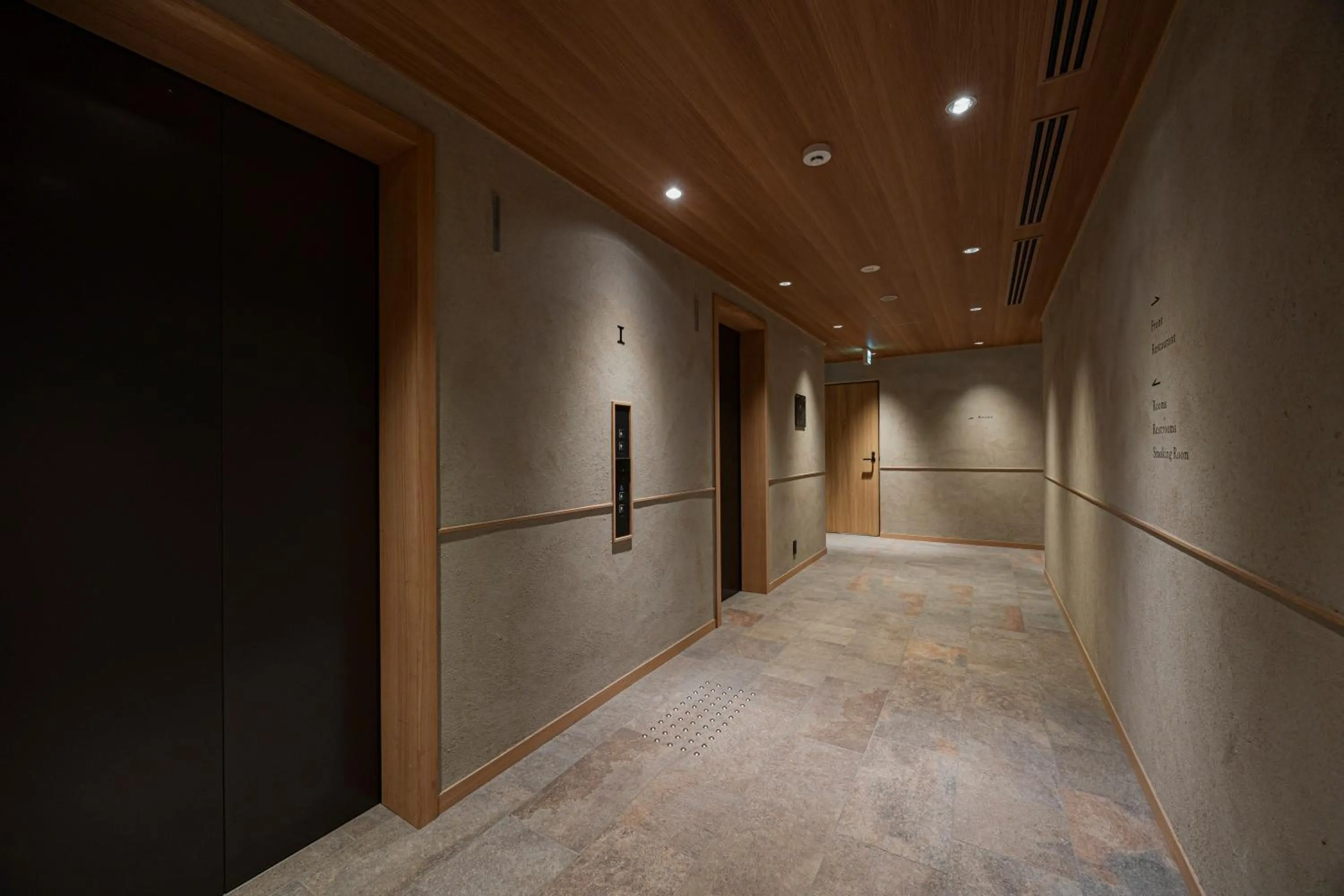 elevator in yugen kyoto shijo