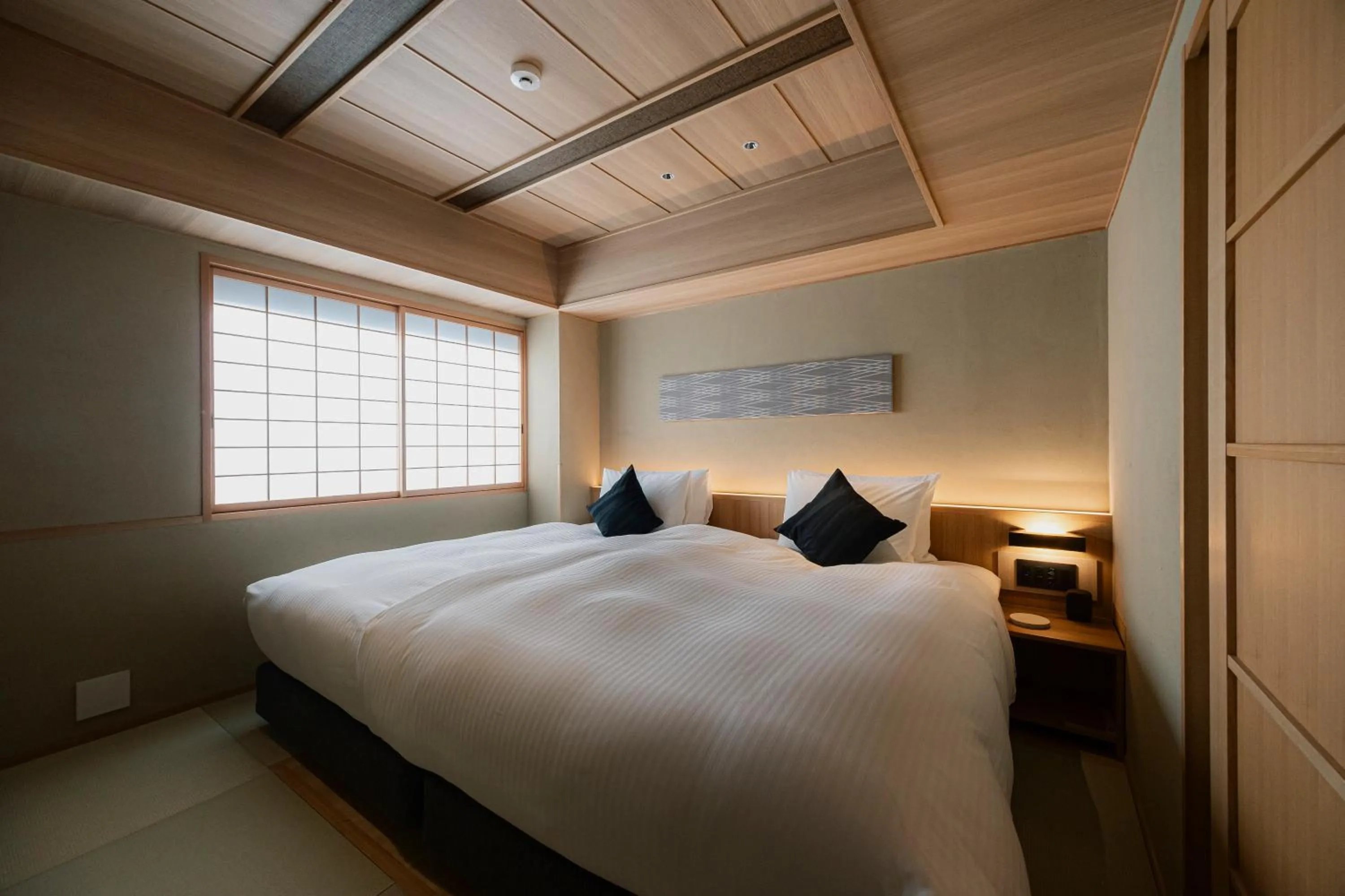 Photo of the whole room, Bed in yugen kyoto shijo