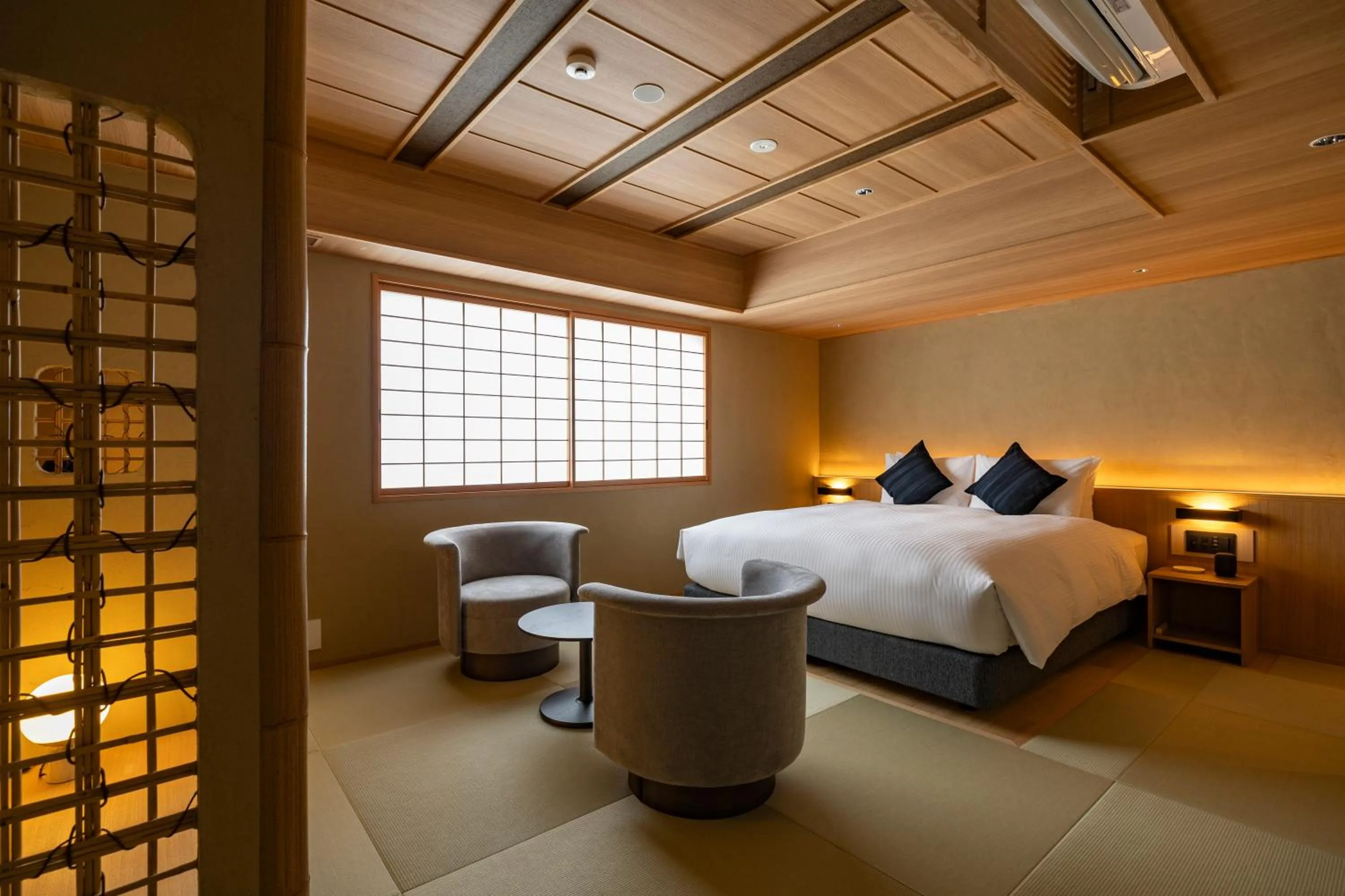 Photo of the whole room, Bed in yugen kyoto shijo