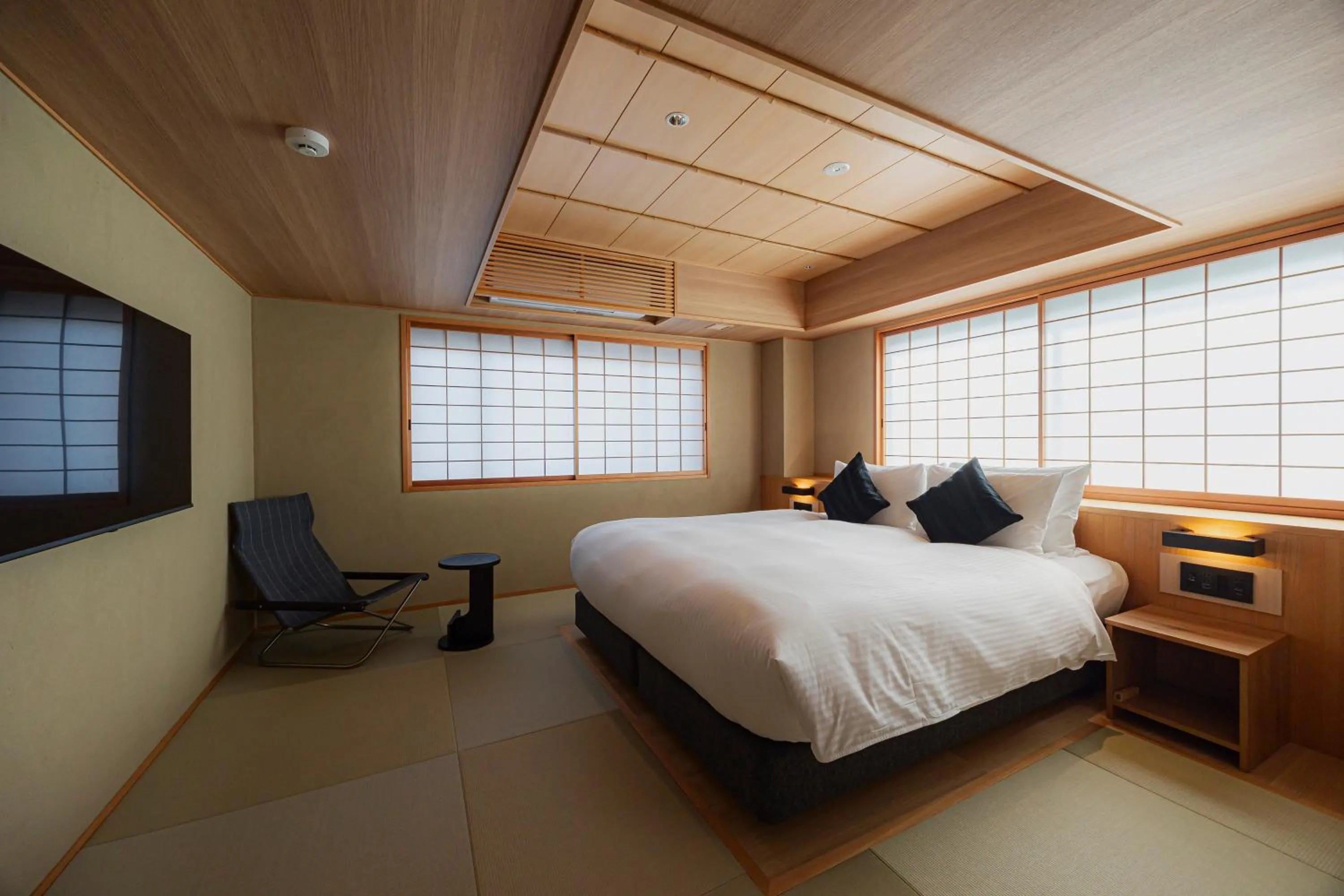 Photo of the whole room, Bed in yugen kyoto shijo