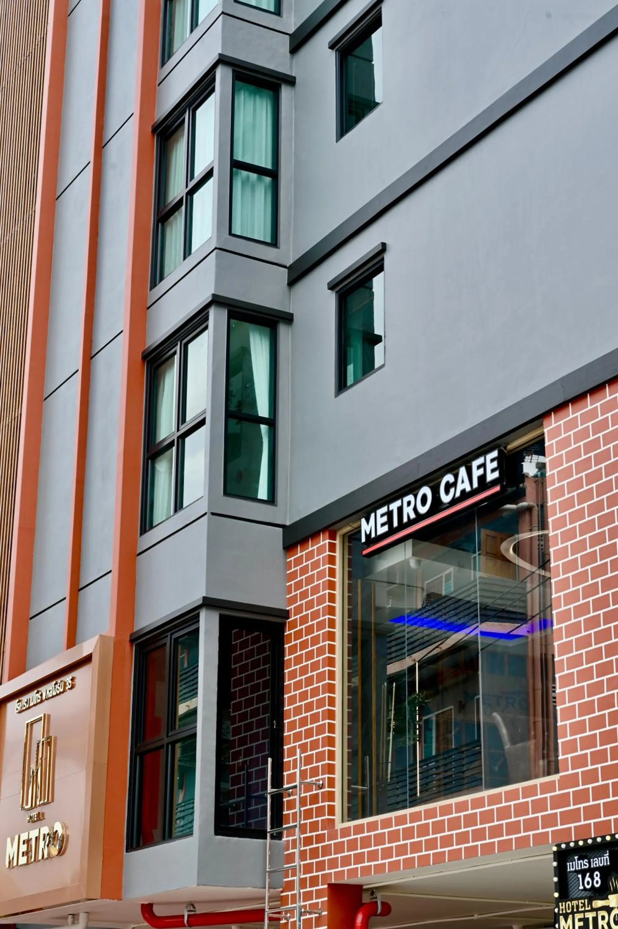 Property building in Metro Hotel Phahonyothin 35