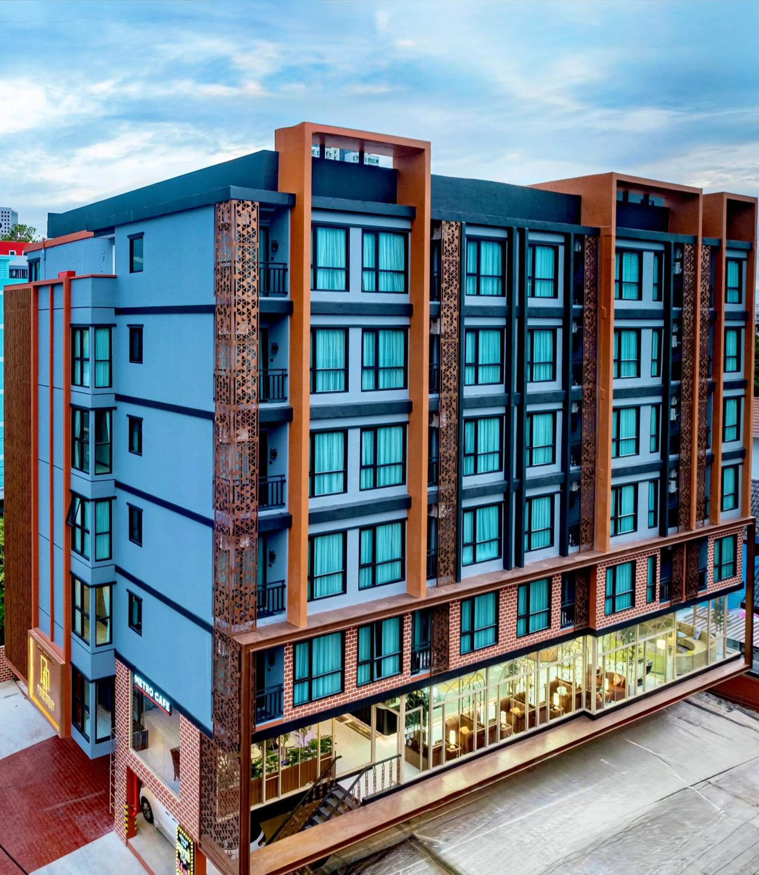 Property building in Metro Hotel Phahonyothin 35