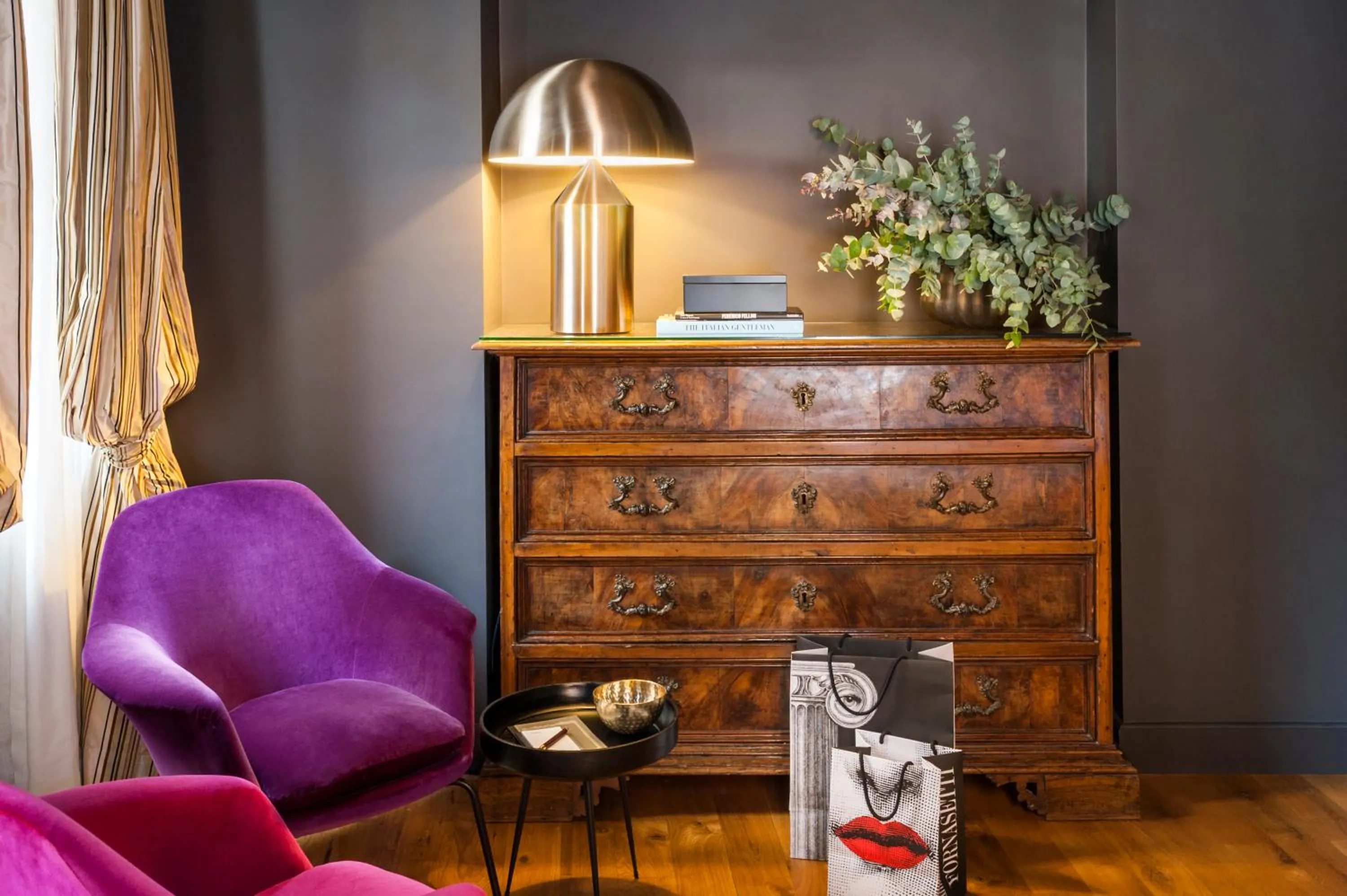 Decorative detail in Crossing Condotti