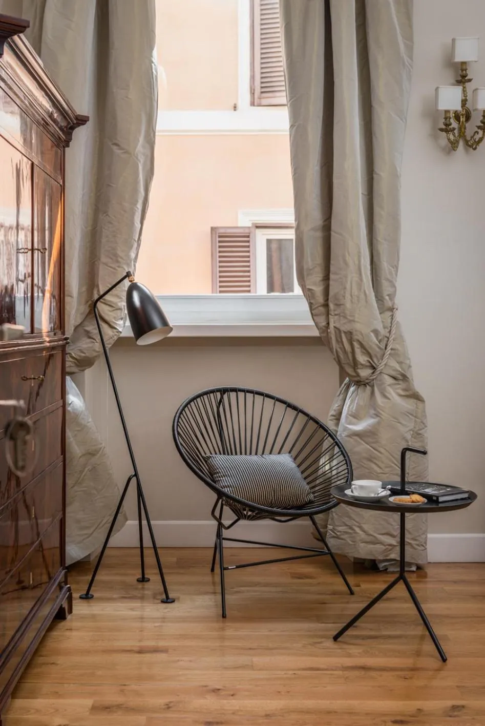 Decorative detail in Crossing Condotti