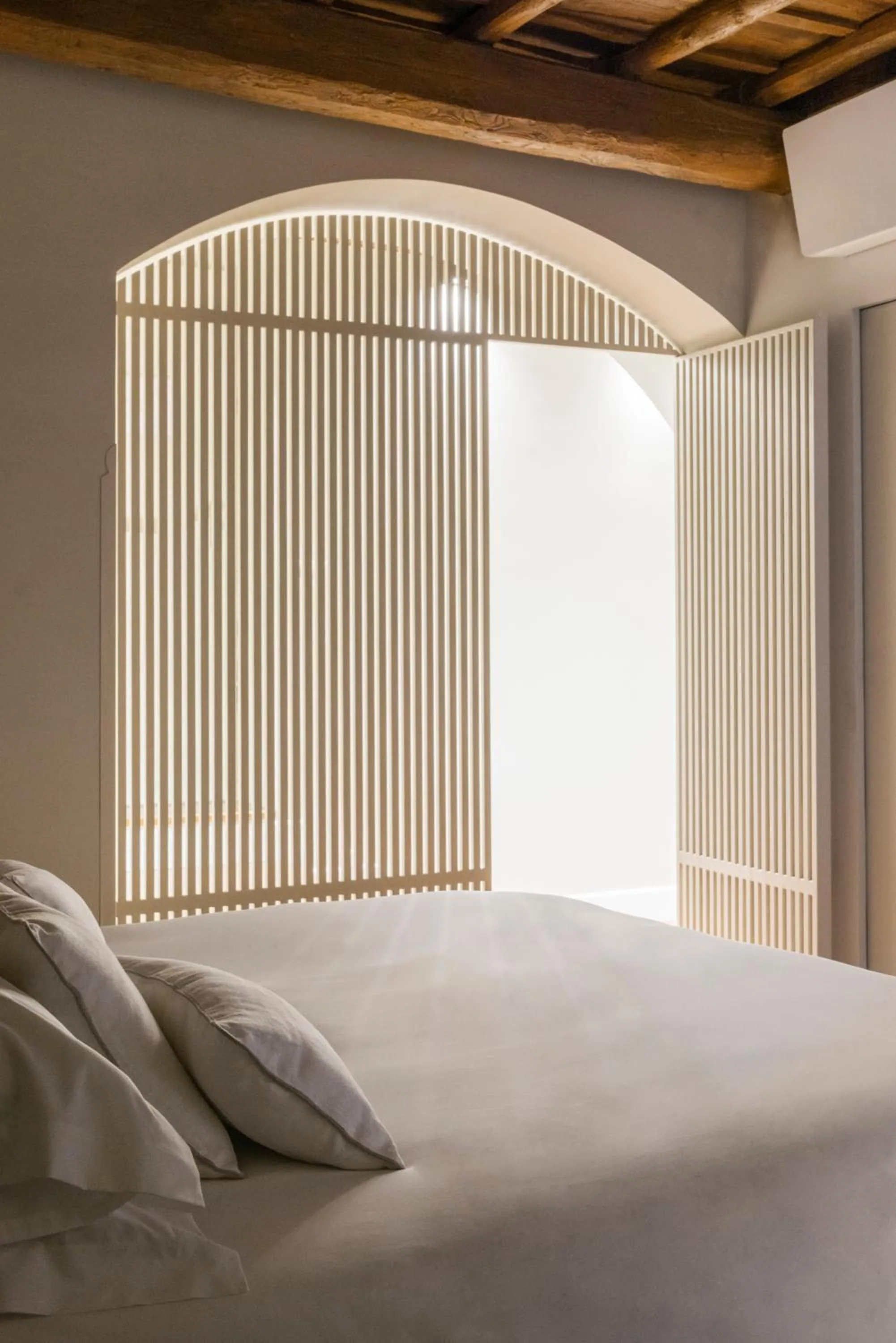 Bedroom, Bed in Crossing Condotti