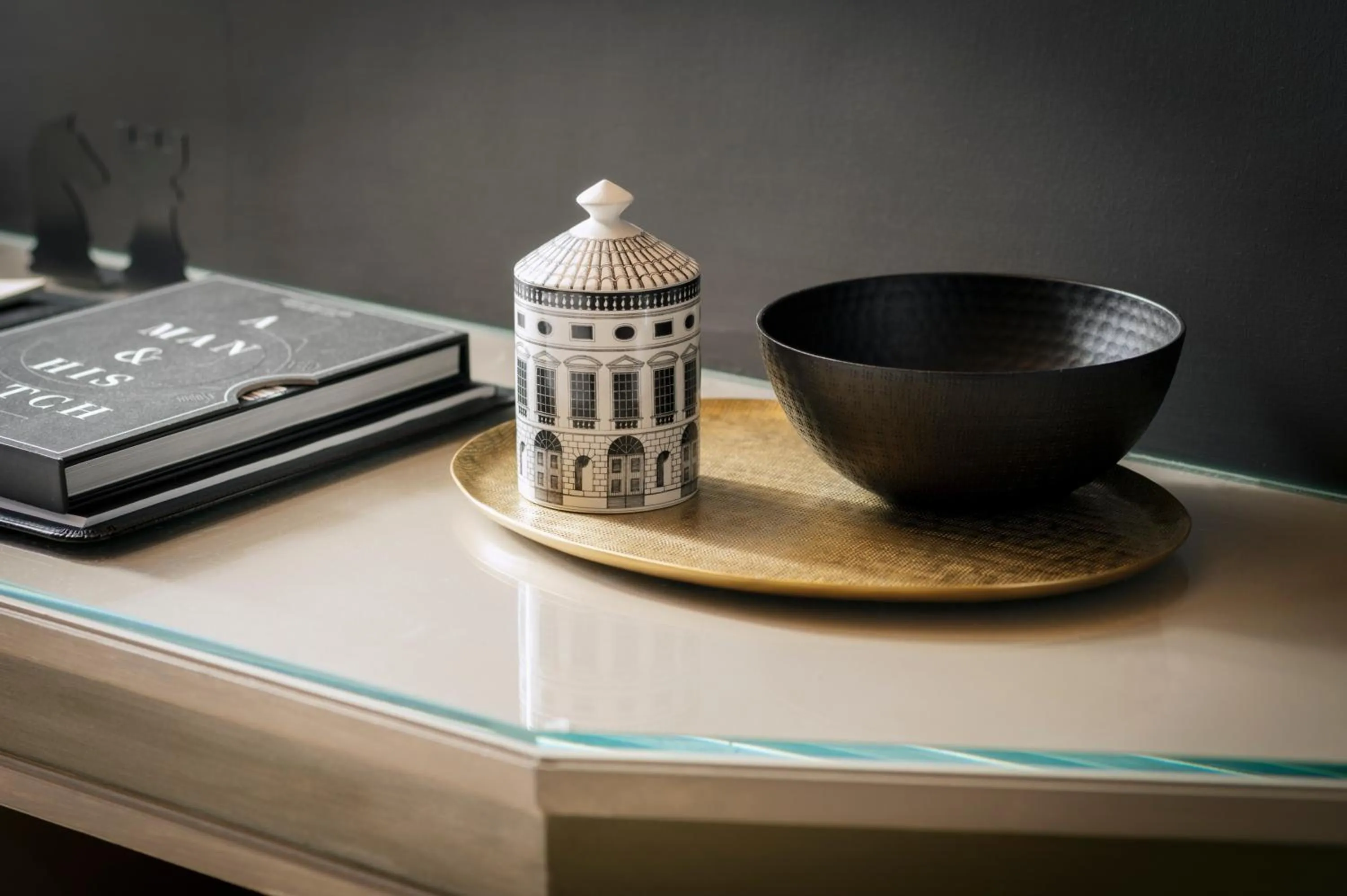 Decorative detail in Crossing Condotti