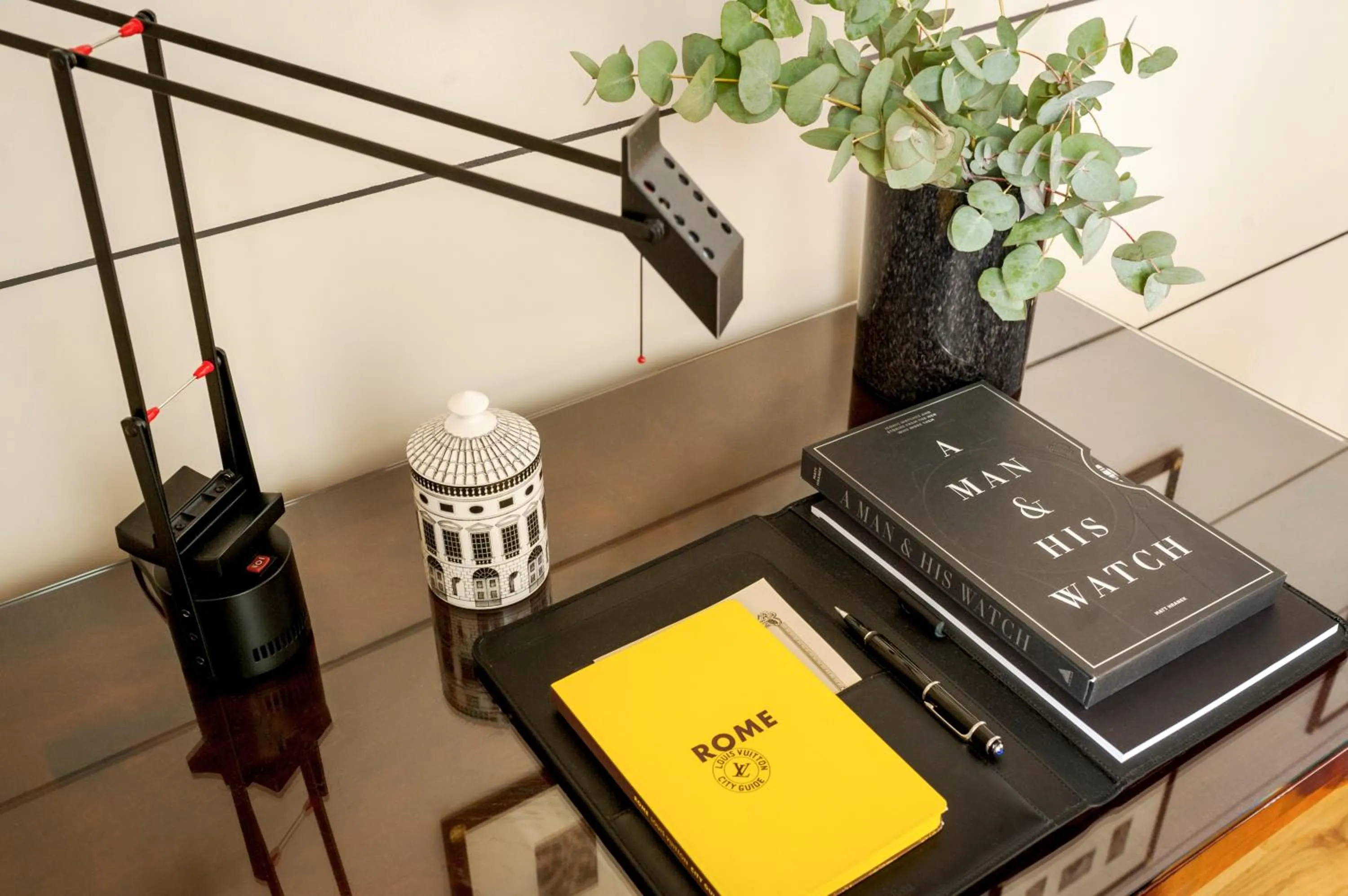 Decorative detail in Crossing Condotti